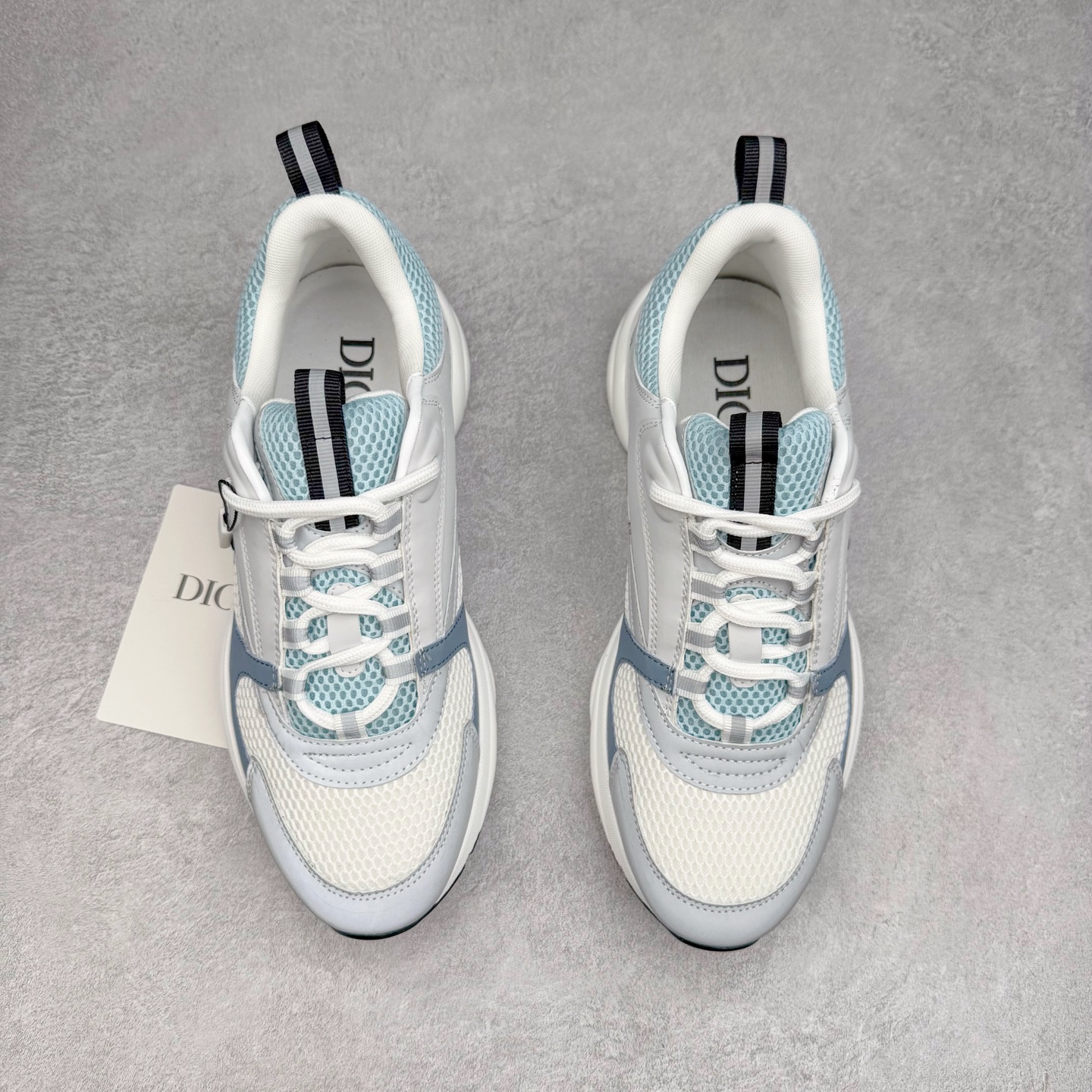 图片[2]-Dior/迪奥B22 男鞋压花厚底系带休闲鞋多色拼接男款慢跑时装运动鞋 广东原产原楦原纸版数据开发 配置专柜购物袋及配件(配置抗压快递外包牛皮纸壳 采用光滑牛皮革组合网织布面材质 正确吸汗网布贴合海玻璃CD压纹鞋垫独家开发TPU弹力中底组合TR光泽耐韧锯齿橡胶大底 法国高奢时装品牌-迪奥·桀傲/Dior Homme B22 Trainer Sneaker系列复古厚底老爹风休闲运动慢跑鞋“生胶底” 这款单品从复古慢跑鞋汲取灵感。采用厚实的低帮设计，精选牛皮与网眼织物拼接鞋面，搭配黑白相间的刻花橡胶鞋底。侧面带有浮雕“CD”标志装饰。 尺码：38 39 40 41 42 43 44 45 46-选品中心