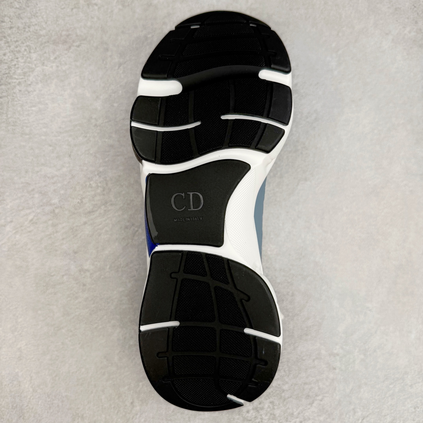 图片[9]-Dior/迪奥B22 男鞋压花厚底系带休闲鞋多色拼接男款慢跑时装运动鞋 广东原产原楦原纸版数据开发 配置专柜购物袋及配件(配置抗压快递外包牛皮纸壳 采用光滑牛皮革组合网织布面材质 正确吸汗网布贴合海玻璃CD压纹鞋垫独家开发TPU弹力中底组合TR光泽耐韧锯齿橡胶大底 法国高奢时装品牌-迪奥·桀傲/Dior Homme B22 Trainer Sneaker系列复古厚底老爹风休闲运动慢跑鞋“生胶底” 这款单品从复古慢跑鞋汲取灵感。采用厚实的低帮设计，精选牛皮与网眼织物拼接鞋面，搭配黑白相间的刻花橡胶鞋底。侧面带有浮雕“CD”标志装饰。 尺码：38 39 40 41 42 43 44 45 46-选品中心