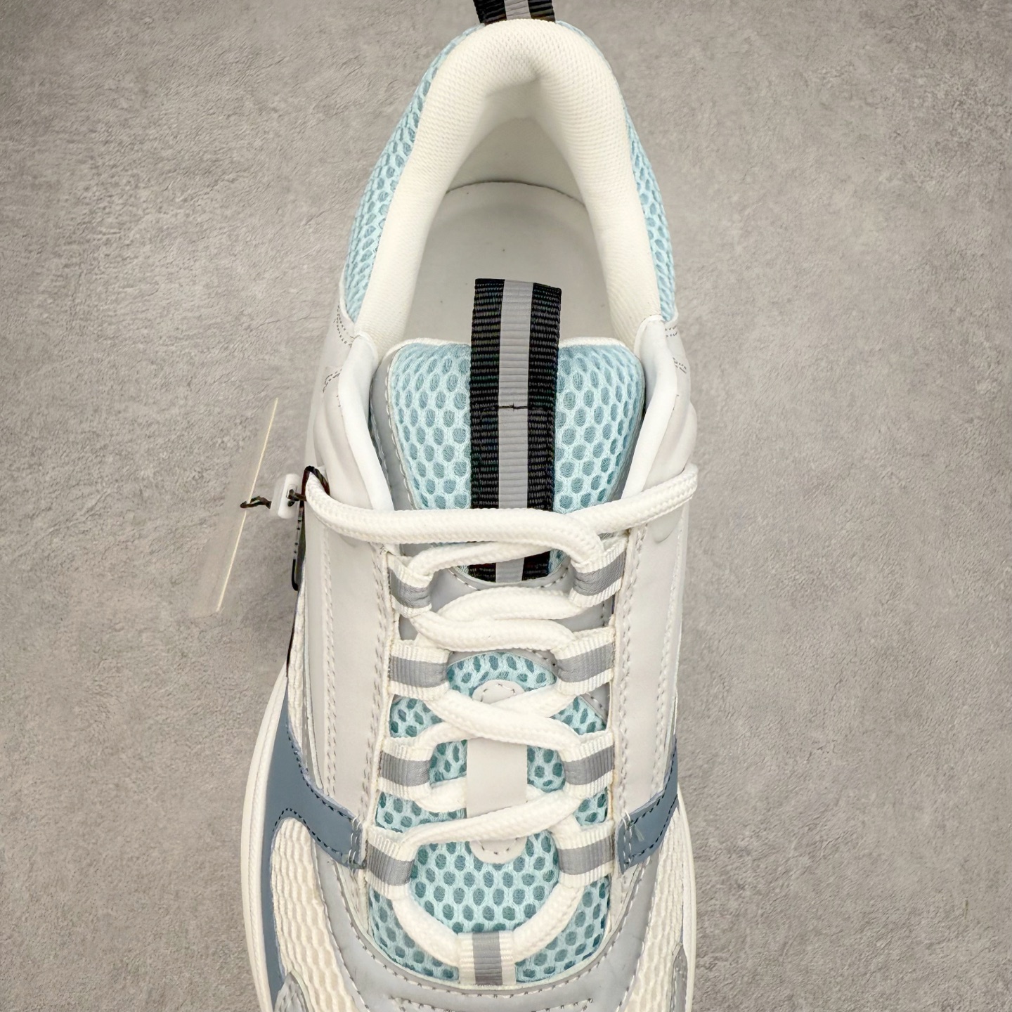 图片[5]-Dior/迪奥B22 男鞋压花厚底系带休闲鞋多色拼接男款慢跑时装运动鞋 广东原产原楦原纸版数据开发 配置专柜购物袋及配件(配置抗压快递外包牛皮纸壳 采用光滑牛皮革组合网织布面材质 正确吸汗网布贴合海玻璃CD压纹鞋垫独家开发TPU弹力中底组合TR光泽耐韧锯齿橡胶大底 法国高奢时装品牌-迪奥·桀傲/Dior Homme B22 Trainer Sneaker系列复古厚底老爹风休闲运动慢跑鞋“生胶底” 这款单品从复古慢跑鞋汲取灵感。采用厚实的低帮设计，精选牛皮与网眼织物拼接鞋面，搭配黑白相间的刻花橡胶鞋底。侧面带有浮雕“CD”标志装饰。 尺码：38 39 40 41 42 43 44 45 46-选品中心