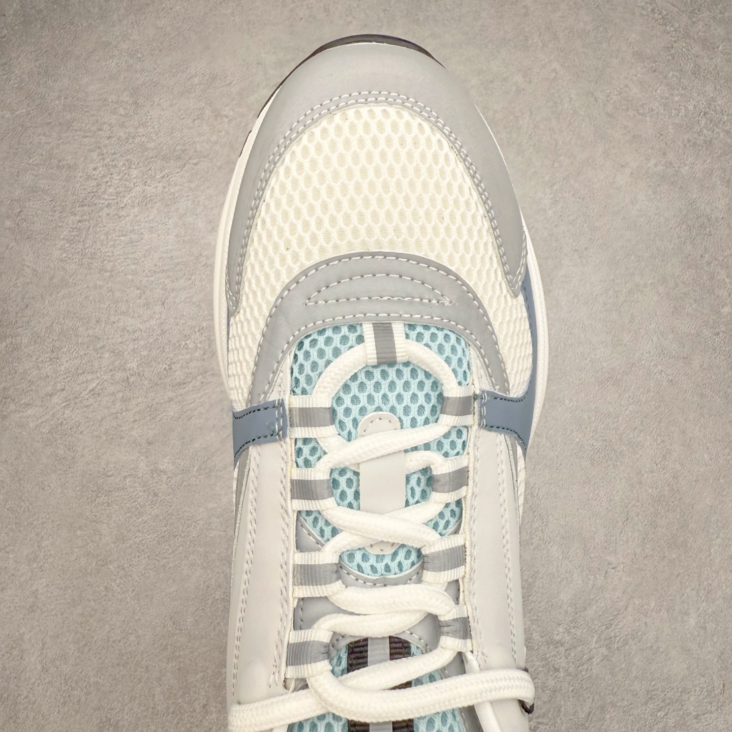 图片[4]-Dior/迪奥B22 男鞋压花厚底系带休闲鞋多色拼接男款慢跑时装运动鞋 广东原产原楦原纸版数据开发 配置专柜购物袋及配件(配置抗压快递外包牛皮纸壳 采用光滑牛皮革组合网织布面材质 正确吸汗网布贴合海玻璃CD压纹鞋垫独家开发TPU弹力中底组合TR光泽耐韧锯齿橡胶大底 法国高奢时装品牌-迪奥·桀傲/Dior Homme B22 Trainer Sneaker系列复古厚底老爹风休闲运动慢跑鞋“生胶底” 这款单品从复古慢跑鞋汲取灵感。采用厚实的低帮设计，精选牛皮与网眼织物拼接鞋面，搭配黑白相间的刻花橡胶鞋底。侧面带有浮雕“CD”标志装饰。 尺码：38 39 40 41 42 43 44 45 46-选品中心