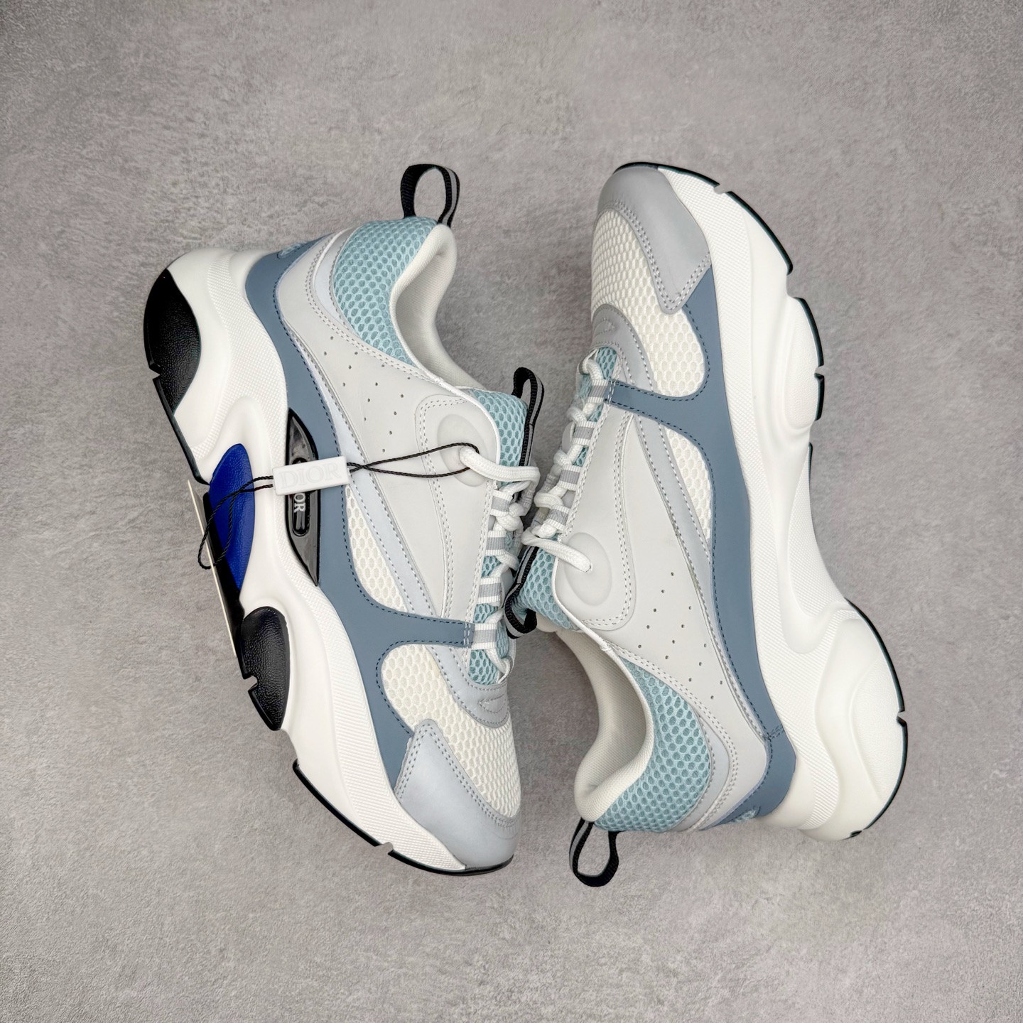 图片[3]-Dior/迪奥B22 男鞋压花厚底系带休闲鞋多色拼接男款慢跑时装运动鞋 广东原产原楦原纸版数据开发 配置专柜购物袋及配件(配置抗压快递外包牛皮纸壳 采用光滑牛皮革组合网织布面材质 正确吸汗网布贴合海玻璃CD压纹鞋垫独家开发TPU弹力中底组合TR光泽耐韧锯齿橡胶大底 法国高奢时装品牌-迪奥·桀傲/Dior Homme B22 Trainer Sneaker系列复古厚底老爹风休闲运动慢跑鞋“生胶底” 这款单品从复古慢跑鞋汲取灵感。采用厚实的低帮设计，精选牛皮与网眼织物拼接鞋面，搭配黑白相间的刻花橡胶鞋底。侧面带有浮雕“CD”标志装饰。 尺码：38 39 40 41 42 43 44 45 46-选品中心