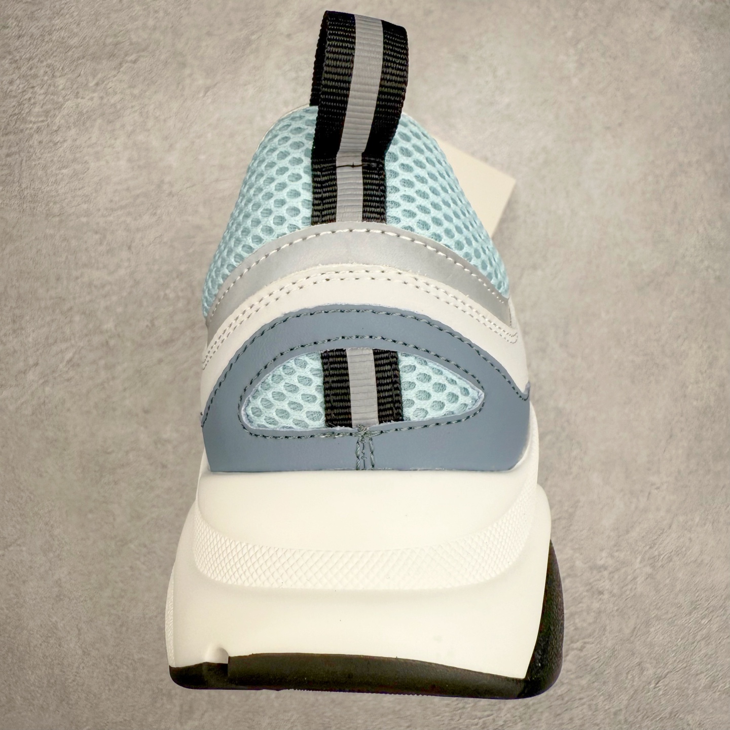 图片[8]-Dior/迪奥B22 男鞋压花厚底系带休闲鞋多色拼接男款慢跑时装运动鞋 广东原产原楦原纸版数据开发 配置专柜购物袋及配件(配置抗压快递外包牛皮纸壳 采用光滑牛皮革组合网织布面材质 正确吸汗网布贴合海玻璃CD压纹鞋垫独家开发TPU弹力中底组合TR光泽耐韧锯齿橡胶大底 法国高奢时装品牌-迪奥·桀傲/Dior Homme B22 Trainer Sneaker系列复古厚底老爹风休闲运动慢跑鞋“生胶底” 这款单品从复古慢跑鞋汲取灵感。采用厚实的低帮设计，精选牛皮与网眼织物拼接鞋面，搭配黑白相间的刻花橡胶鞋底。侧面带有浮雕“CD”标志装饰。 尺码：38 39 40 41 42 43 44 45 46-选品中心