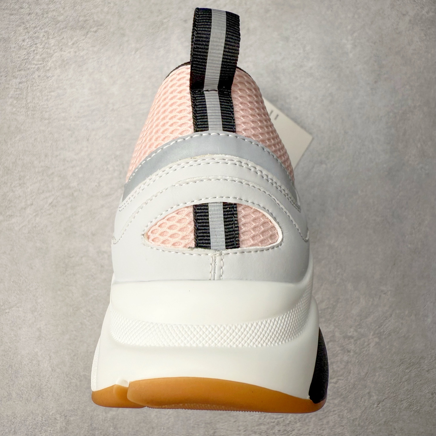 图片[8]-Dior/迪奥B22 男鞋压花厚底系带休闲鞋多色拼接男款慢跑时装运动鞋 广东原产原楦原纸版数据开发 配置专柜购物袋及配件(配置抗压快递外包牛皮纸壳 采用光滑牛皮革组合网织布面材质 正确吸汗网布贴合海玻璃CD压纹鞋垫独家开发TPU弹力中底组合TR光泽耐韧锯齿橡胶大底 法国高奢时装品牌-迪奥·桀傲/Dior Homme B22 Trainer Sneaker系列复古厚底老爹风休闲运动慢跑鞋“生胶底” 这款单品从复古慢跑鞋汲取灵感。采用厚实的低帮设计，精选牛皮与网眼织物拼接鞋面，搭配黑白相间的刻花橡胶鞋底。侧面带有浮雕“CD”标志装饰。 尺码：38 39 40 41 42 43 44 45 46-选品中心