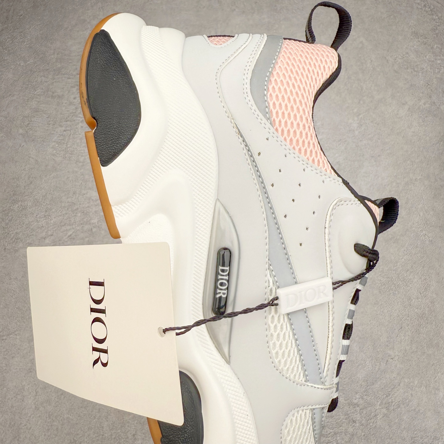 图片[6]-Dior/迪奥B22 男鞋压花厚底系带休闲鞋多色拼接男款慢跑时装运动鞋 广东原产原楦原纸版数据开发 配置专柜购物袋及配件(配置抗压快递外包牛皮纸壳 采用光滑牛皮革组合网织布面材质 正确吸汗网布贴合海玻璃CD压纹鞋垫独家开发TPU弹力中底组合TR光泽耐韧锯齿橡胶大底 法国高奢时装品牌-迪奥·桀傲/Dior Homme B22 Trainer Sneaker系列复古厚底老爹风休闲运动慢跑鞋“生胶底” 这款单品从复古慢跑鞋汲取灵感。采用厚实的低帮设计，精选牛皮与网眼织物拼接鞋面，搭配黑白相间的刻花橡胶鞋底。侧面带有浮雕“CD”标志装饰。 尺码：38 39 40 41 42 43 44 45 46-选品中心