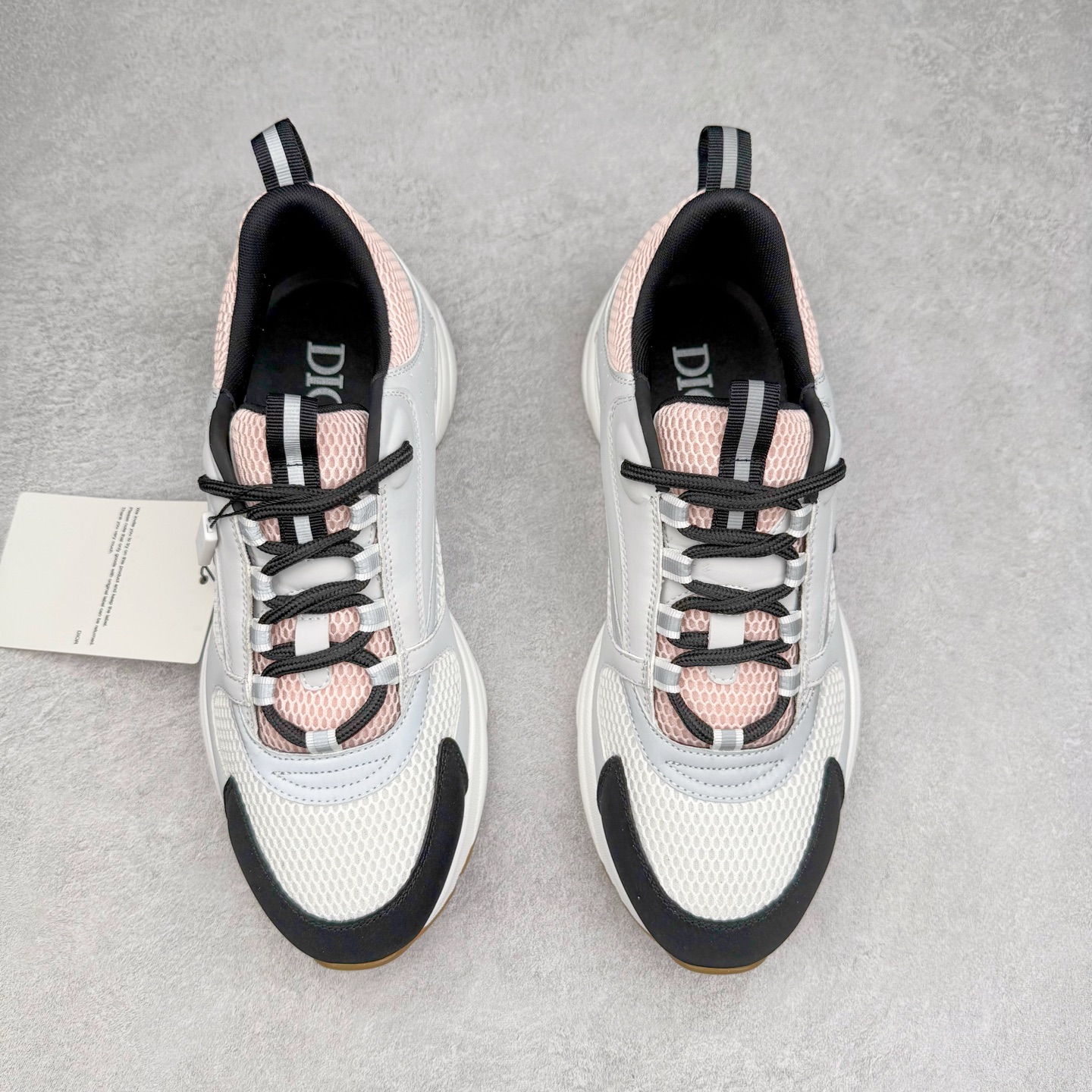 图片[2]-Dior/迪奥B22 男鞋压花厚底系带休闲鞋多色拼接男款慢跑时装运动鞋 广东原产原楦原纸版数据开发 配置专柜购物袋及配件(配置抗压快递外包牛皮纸壳 采用光滑牛皮革组合网织布面材质 正确吸汗网布贴合海玻璃CD压纹鞋垫独家开发TPU弹力中底组合TR光泽耐韧锯齿橡胶大底 法国高奢时装品牌-迪奥·桀傲/Dior Homme B22 Trainer Sneaker系列复古厚底老爹风休闲运动慢跑鞋“生胶底” 这款单品从复古慢跑鞋汲取灵感。采用厚实的低帮设计，精选牛皮与网眼织物拼接鞋面，搭配黑白相间的刻花橡胶鞋底。侧面带有浮雕“CD”标志装饰。 尺码：38 39 40 41 42 43 44 45 46-选品中心