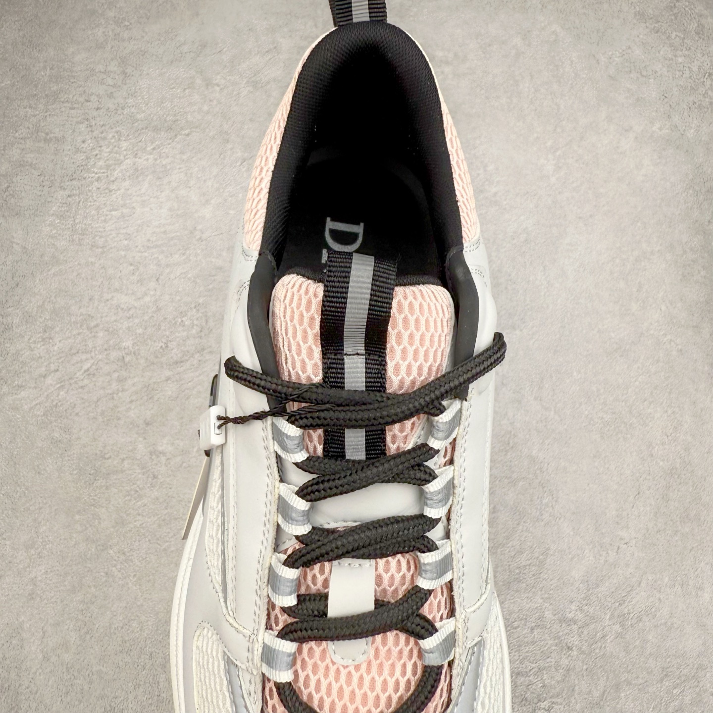 图片[5]-Dior/迪奥B22 男鞋压花厚底系带休闲鞋多色拼接男款慢跑时装运动鞋 广东原产原楦原纸版数据开发 配置专柜购物袋及配件(配置抗压快递外包牛皮纸壳 采用光滑牛皮革组合网织布面材质 正确吸汗网布贴合海玻璃CD压纹鞋垫独家开发TPU弹力中底组合TR光泽耐韧锯齿橡胶大底 法国高奢时装品牌-迪奥·桀傲/Dior Homme B22 Trainer Sneaker系列复古厚底老爹风休闲运动慢跑鞋“生胶底” 这款单品从复古慢跑鞋汲取灵感。采用厚实的低帮设计，精选牛皮与网眼织物拼接鞋面，搭配黑白相间的刻花橡胶鞋底。侧面带有浮雕“CD”标志装饰。 尺码：38 39 40 41 42 43 44 45 46-选品中心