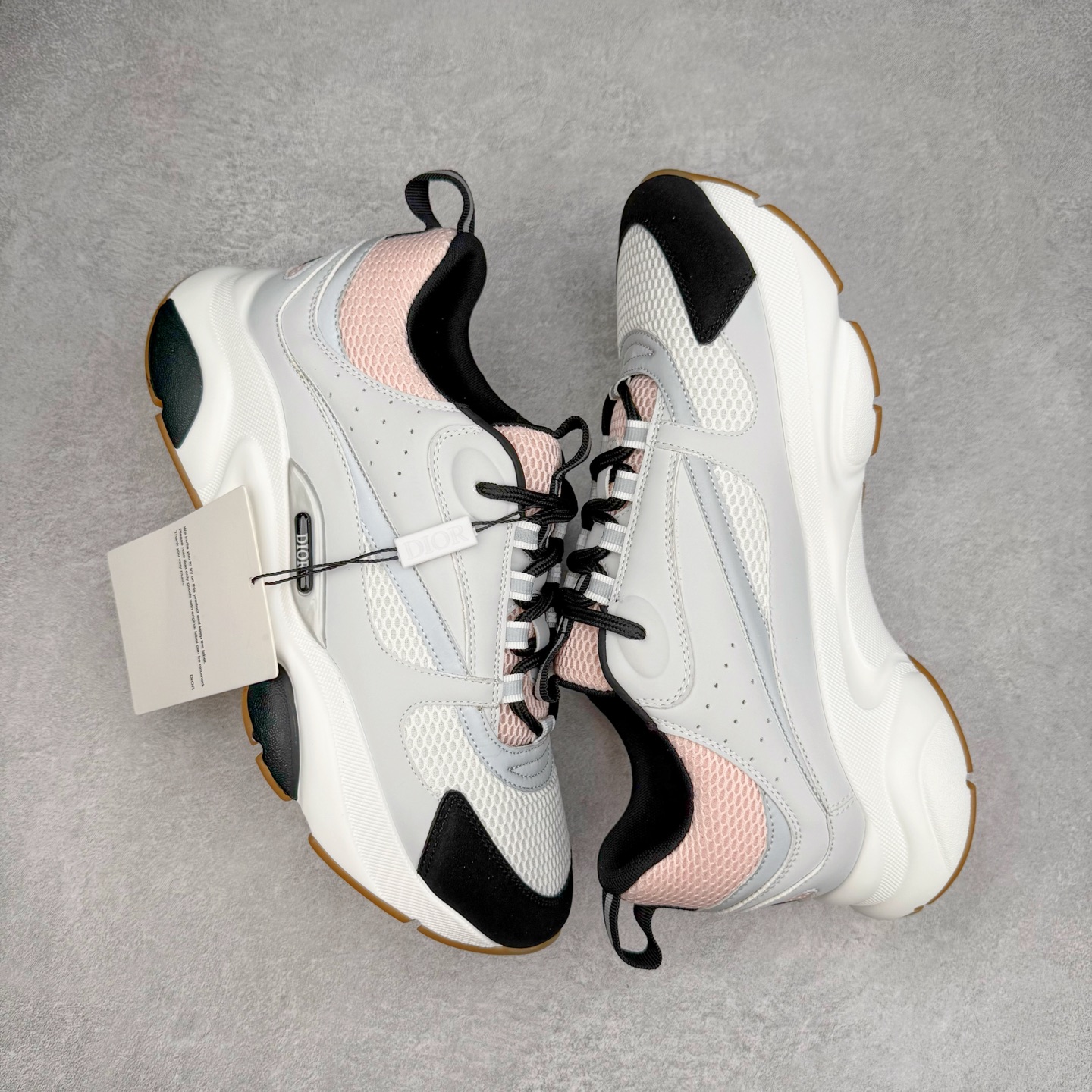 图片[3]-Dior/迪奥B22 男鞋压花厚底系带休闲鞋多色拼接男款慢跑时装运动鞋 广东原产原楦原纸版数据开发 配置专柜购物袋及配件(配置抗压快递外包牛皮纸壳 采用光滑牛皮革组合网织布面材质 正确吸汗网布贴合海玻璃CD压纹鞋垫独家开发TPU弹力中底组合TR光泽耐韧锯齿橡胶大底 法国高奢时装品牌-迪奥·桀傲/Dior Homme B22 Trainer Sneaker系列复古厚底老爹风休闲运动慢跑鞋“生胶底” 这款单品从复古慢跑鞋汲取灵感。采用厚实的低帮设计，精选牛皮与网眼织物拼接鞋面，搭配黑白相间的刻花橡胶鞋底。侧面带有浮雕“CD”标志装饰。 尺码：38 39 40 41 42 43 44 45 46-选品中心