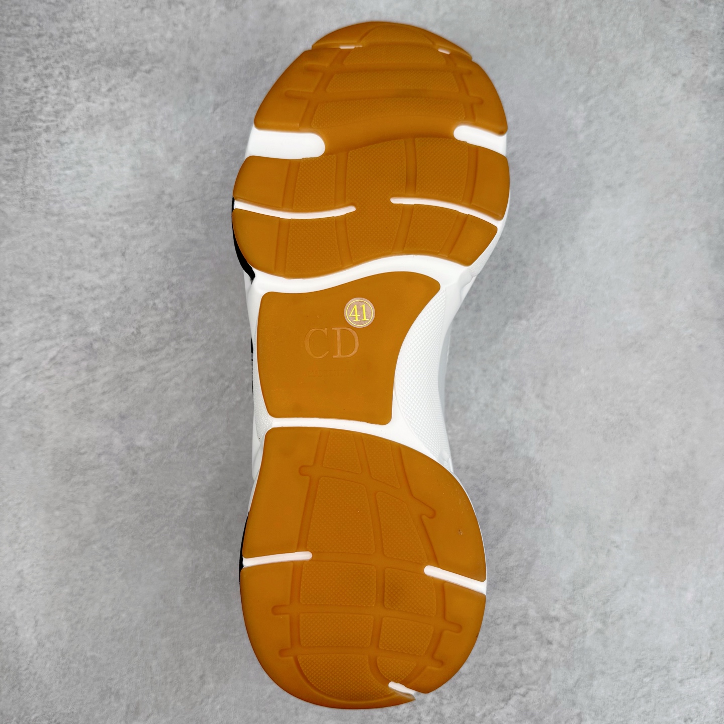 图片[9]-Dior/迪奥B22 男鞋压花厚底系带休闲鞋多色拼接男款慢跑时装运动鞋 广东原产原楦原纸版数据开发 配置专柜购物袋及配件(配置抗压快递外包牛皮纸壳 采用光滑牛皮革组合网织布面材质 正确吸汗网布贴合海玻璃CD压纹鞋垫独家开发TPU弹力中底组合TR光泽耐韧锯齿橡胶大底 法国高奢时装品牌-迪奥·桀傲/Dior Homme B22 Trainer Sneaker系列复古厚底老爹风休闲运动慢跑鞋“生胶底” 这款单品从复古慢跑鞋汲取灵感。采用厚实的低帮设计，精选牛皮与网眼织物拼接鞋面，搭配黑白相间的刻花橡胶鞋底。侧面带有浮雕“CD”标志装饰。 尺码：38 39 40 41 42 43 44 45 46-选品中心