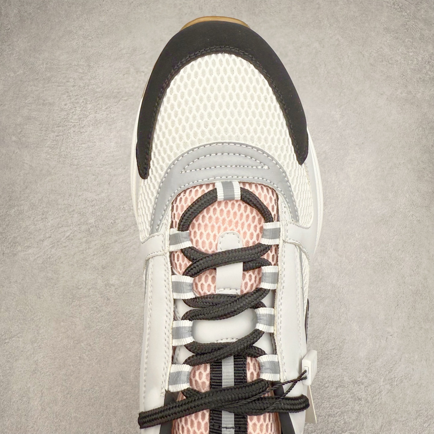 图片[4]-Dior/迪奥B22 男鞋压花厚底系带休闲鞋多色拼接男款慢跑时装运动鞋 广东原产原楦原纸版数据开发 配置专柜购物袋及配件(配置抗压快递外包牛皮纸壳 采用光滑牛皮革组合网织布面材质 正确吸汗网布贴合海玻璃CD压纹鞋垫独家开发TPU弹力中底组合TR光泽耐韧锯齿橡胶大底 法国高奢时装品牌-迪奥·桀傲/Dior Homme B22 Trainer Sneaker系列复古厚底老爹风休闲运动慢跑鞋“生胶底” 这款单品从复古慢跑鞋汲取灵感。采用厚实的低帮设计，精选牛皮与网眼织物拼接鞋面，搭配黑白相间的刻花橡胶鞋底。侧面带有浮雕“CD”标志装饰。 尺码：38 39 40 41 42 43 44 45 46-选品中心