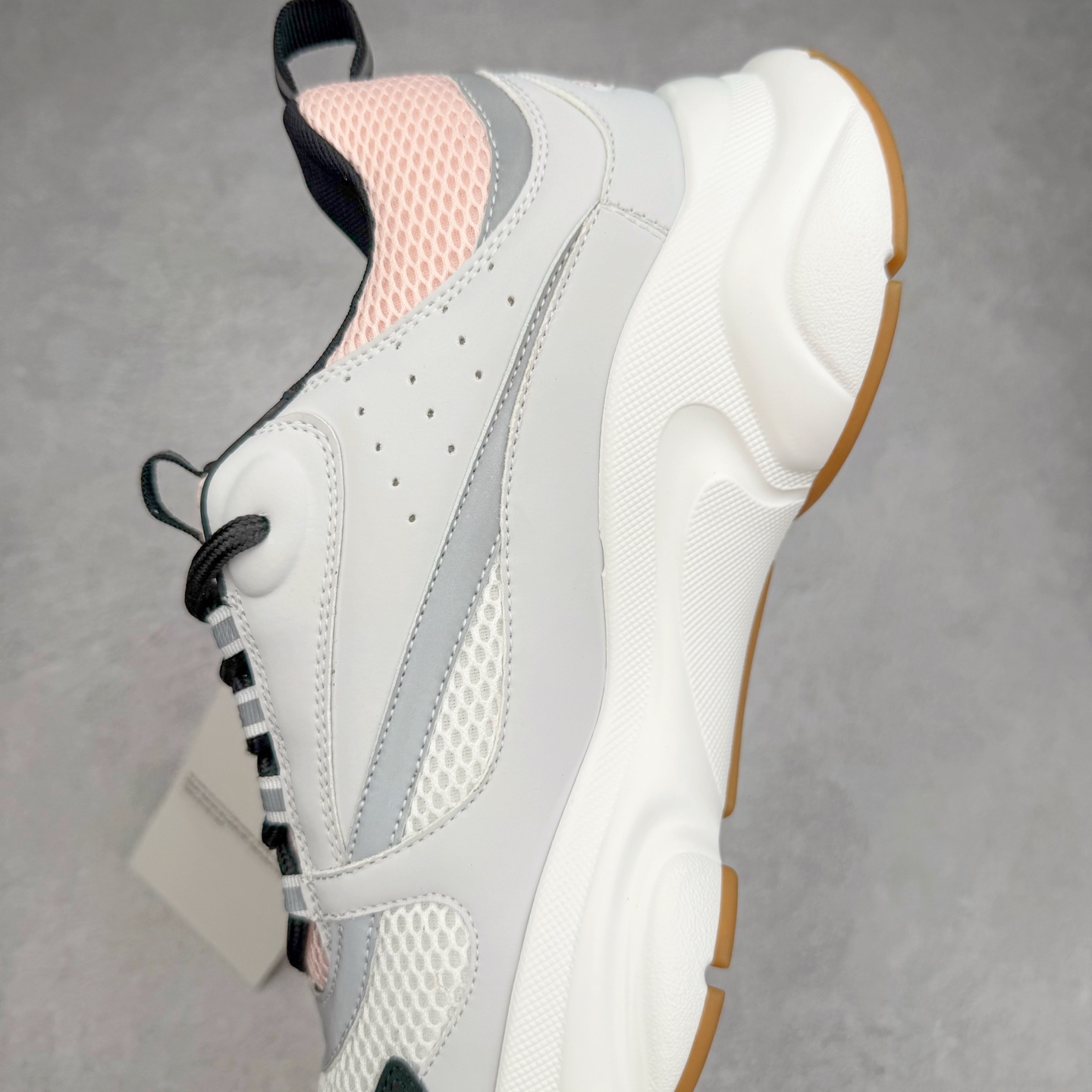 图片[7]-Dior/迪奥B22 男鞋压花厚底系带休闲鞋多色拼接男款慢跑时装运动鞋 广东原产原楦原纸版数据开发 配置专柜购物袋及配件(配置抗压快递外包牛皮纸壳 采用光滑牛皮革组合网织布面材质 正确吸汗网布贴合海玻璃CD压纹鞋垫独家开发TPU弹力中底组合TR光泽耐韧锯齿橡胶大底 法国高奢时装品牌-迪奥·桀傲/Dior Homme B22 Trainer Sneaker系列复古厚底老爹风休闲运动慢跑鞋“生胶底” 这款单品从复古慢跑鞋汲取灵感。采用厚实的低帮设计，精选牛皮与网眼织物拼接鞋面，搭配黑白相间的刻花橡胶鞋底。侧面带有浮雕“CD”标志装饰。 尺码：38 39 40 41 42 43 44 45 46-选品中心