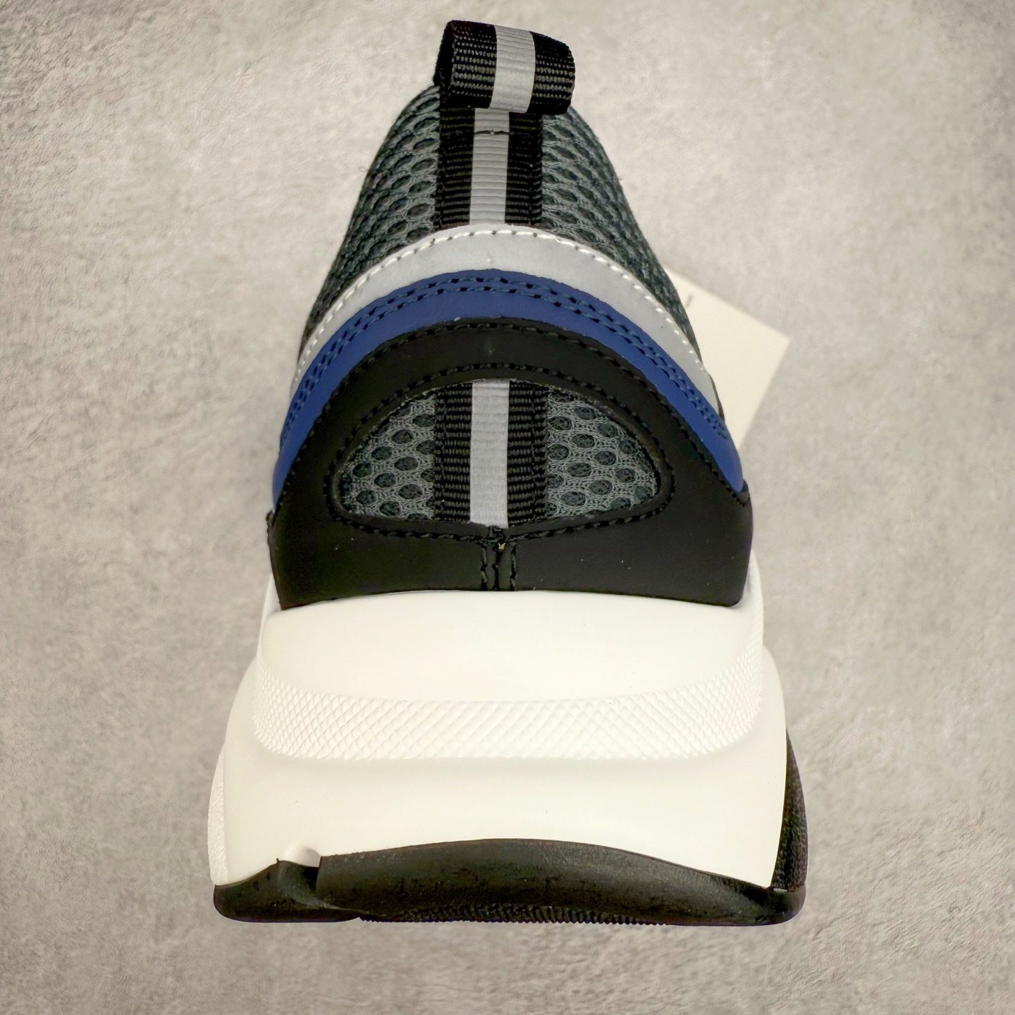 图片[8]-Dior/迪奥B22 男鞋压花厚底系带休闲鞋多色拼接男款慢跑时装运动鞋 广东原产原楦原纸版数据开发 配置专柜购物袋及配件(配置抗压快递外包牛皮纸壳 采用光滑牛皮革组合网织布面材质 正确吸汗网布贴合海玻璃CD压纹鞋垫独家开发TPU弹力中底组合TR光泽耐韧锯齿橡胶大底 法国高奢时装品牌-迪奥·桀傲/Dior Homme B22 Trainer Sneaker系列复古厚底老爹风休闲运动慢跑鞋“生胶底” 这款单品从复古慢跑鞋汲取灵感。采用厚实的低帮设计，精选牛皮与网眼织物拼接鞋面，搭配黑白相间的刻花橡胶鞋底。侧面带有浮雕“CD”标志装饰。 尺码：38 39 40 41 42 43 44 45 46-选品中心