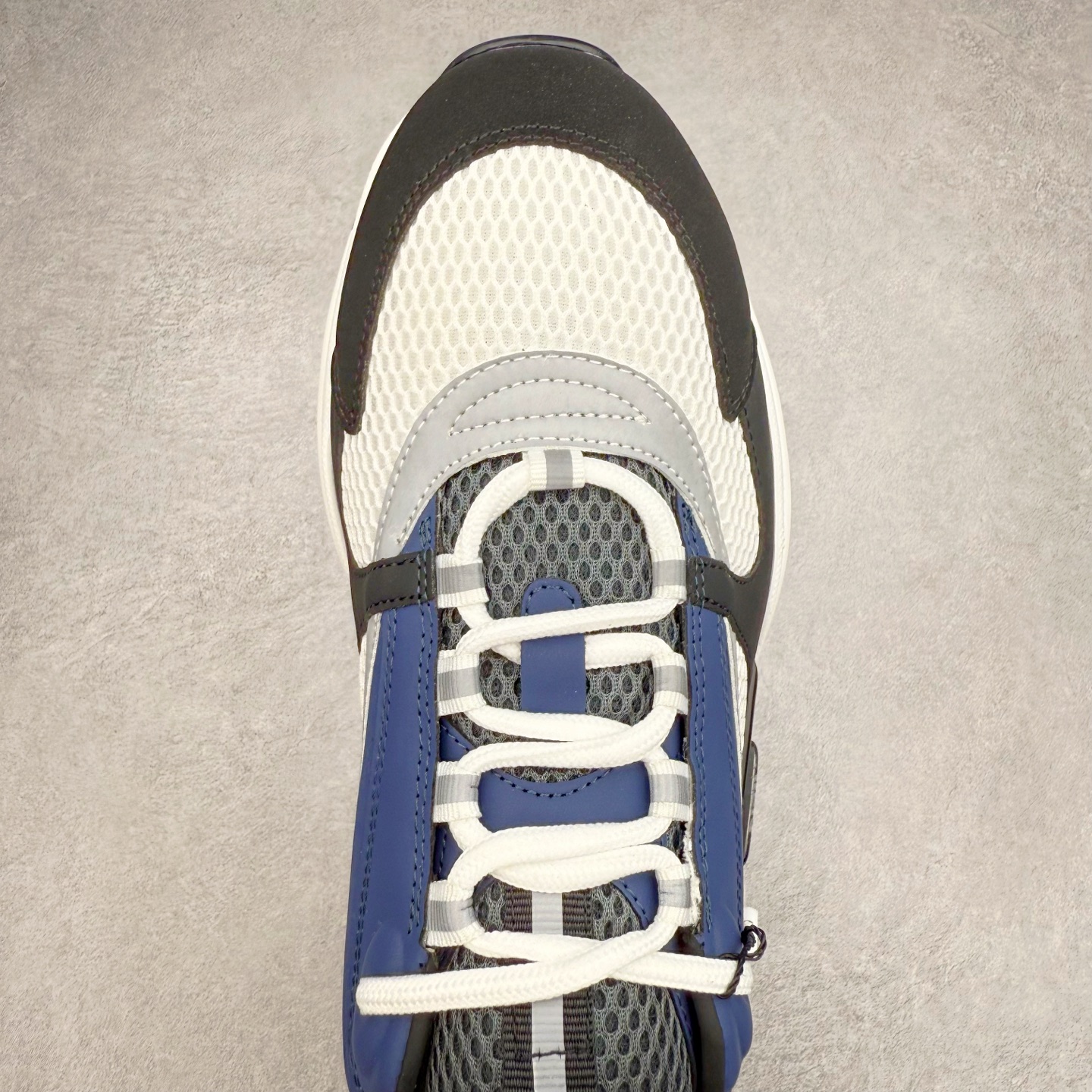 图片[4]-Dior/迪奥B22 男鞋压花厚底系带休闲鞋多色拼接男款慢跑时装运动鞋 广东原产原楦原纸版数据开发 配置专柜购物袋及配件(配置抗压快递外包牛皮纸壳 采用光滑牛皮革组合网织布面材质 正确吸汗网布贴合海玻璃CD压纹鞋垫独家开发TPU弹力中底组合TR光泽耐韧锯齿橡胶大底 法国高奢时装品牌-迪奥·桀傲/Dior Homme B22 Trainer Sneaker系列复古厚底老爹风休闲运动慢跑鞋“生胶底” 这款单品从复古慢跑鞋汲取灵感。采用厚实的低帮设计，精选牛皮与网眼织物拼接鞋面，搭配黑白相间的刻花橡胶鞋底。侧面带有浮雕“CD”标志装饰。 尺码：38 39 40 41 42 43 44 45 46-选品中心