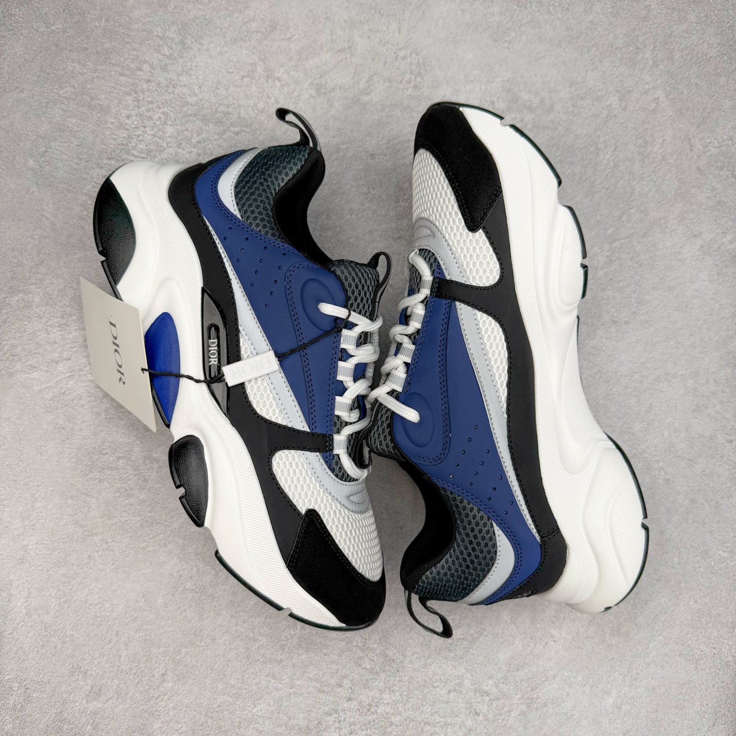 图片[3]-Dior/迪奥B22 男鞋压花厚底系带休闲鞋多色拼接男款慢跑时装运动鞋 广东原产原楦原纸版数据开发 配置专柜购物袋及配件(配置抗压快递外包牛皮纸壳 采用光滑牛皮革组合网织布面材质 正确吸汗网布贴合海玻璃CD压纹鞋垫独家开发TPU弹力中底组合TR光泽耐韧锯齿橡胶大底 法国高奢时装品牌-迪奥·桀傲/Dior Homme B22 Trainer Sneaker系列复古厚底老爹风休闲运动慢跑鞋“生胶底” 这款单品从复古慢跑鞋汲取灵感。采用厚实的低帮设计，精选牛皮与网眼织物拼接鞋面，搭配黑白相间的刻花橡胶鞋底。侧面带有浮雕“CD”标志装饰。 尺码：38 39 40 41 42 43 44 45 46-选品中心