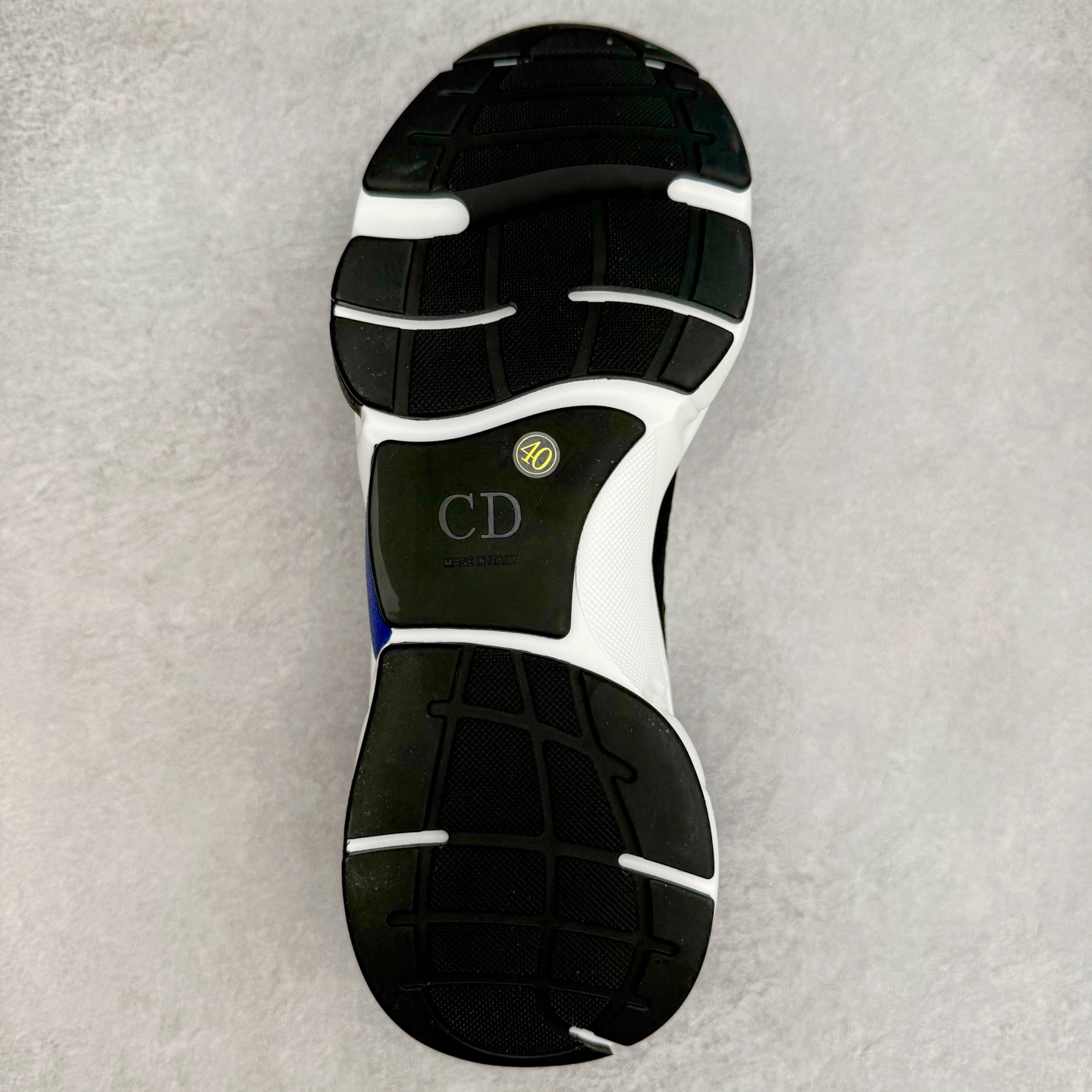 图片[9]-Dior/迪奥B22 男鞋压花厚底系带休闲鞋多色拼接男款慢跑时装运动鞋 广东原产原楦原纸版数据开发 配置专柜购物袋及配件(配置抗压快递外包牛皮纸壳 采用光滑牛皮革组合网织布面材质 正确吸汗网布贴合海玻璃CD压纹鞋垫独家开发TPU弹力中底组合TR光泽耐韧锯齿橡胶大底 法国高奢时装品牌-迪奥·桀傲/Dior Homme B22 Trainer Sneaker系列复古厚底老爹风休闲运动慢跑鞋“生胶底” 这款单品从复古慢跑鞋汲取灵感。采用厚实的低帮设计，精选牛皮与网眼织物拼接鞋面，搭配黑白相间的刻花橡胶鞋底。侧面带有浮雕“CD”标志装饰。 尺码：38 39 40 41 42 43 44 45 46-选品中心