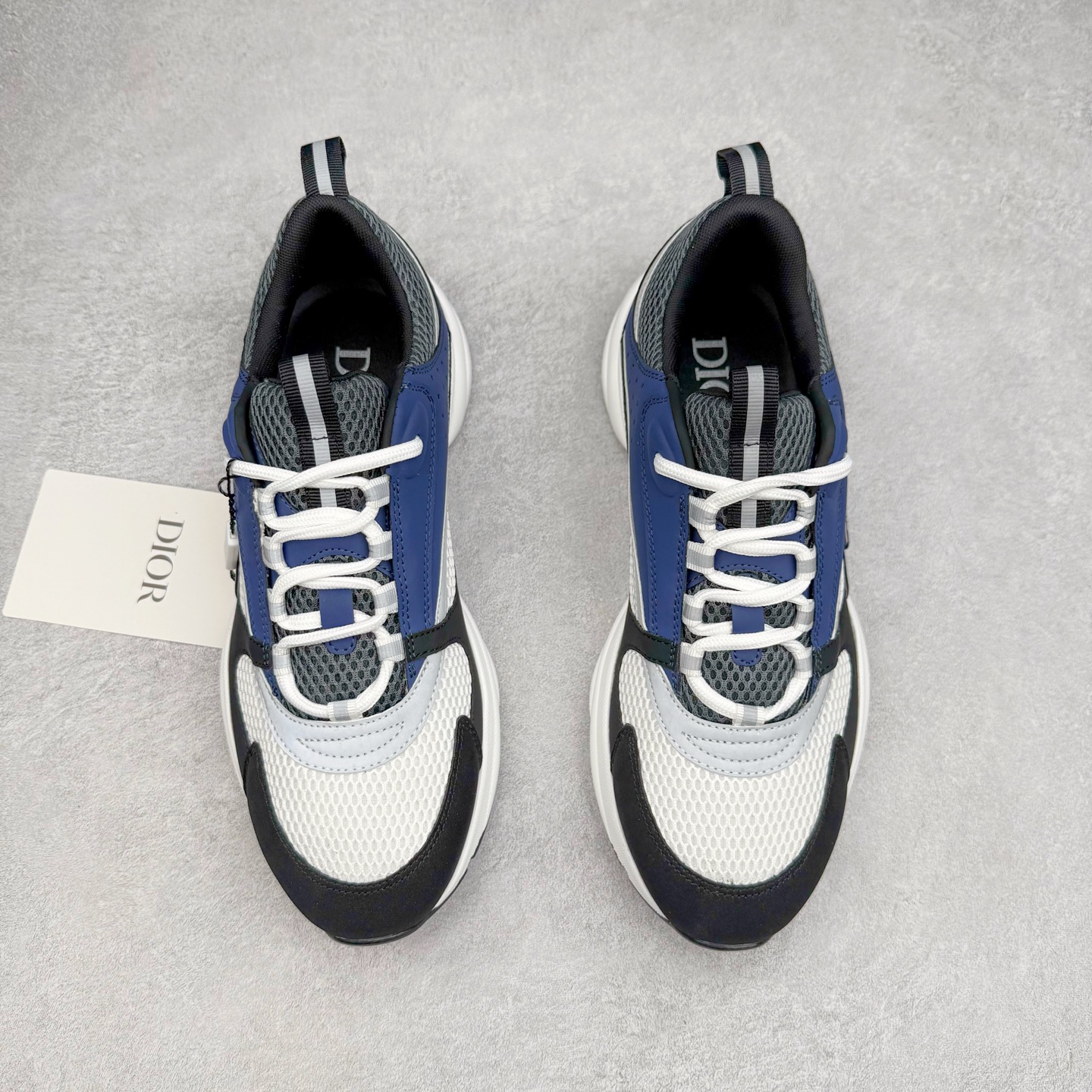 图片[2]-Dior/迪奥B22 男鞋压花厚底系带休闲鞋多色拼接男款慢跑时装运动鞋 广东原产原楦原纸版数据开发 配置专柜购物袋及配件(配置抗压快递外包牛皮纸壳 采用光滑牛皮革组合网织布面材质 正确吸汗网布贴合海玻璃CD压纹鞋垫独家开发TPU弹力中底组合TR光泽耐韧锯齿橡胶大底 法国高奢时装品牌-迪奥·桀傲/Dior Homme B22 Trainer Sneaker系列复古厚底老爹风休闲运动慢跑鞋“生胶底” 这款单品从复古慢跑鞋汲取灵感。采用厚实的低帮设计，精选牛皮与网眼织物拼接鞋面，搭配黑白相间的刻花橡胶鞋底。侧面带有浮雕“CD”标志装饰。 尺码：38 39 40 41 42 43 44 45 46-选品中心