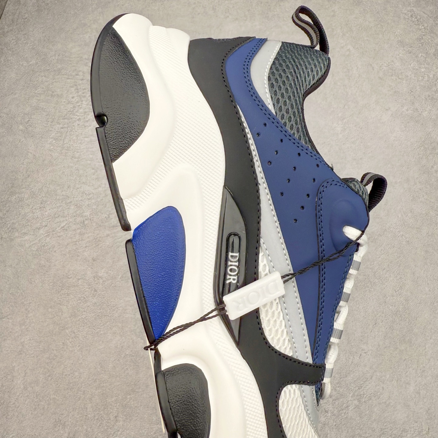 图片[6]-Dior/迪奥B22 男鞋压花厚底系带休闲鞋多色拼接男款慢跑时装运动鞋 广东原产原楦原纸版数据开发 配置专柜购物袋及配件(配置抗压快递外包牛皮纸壳 采用光滑牛皮革组合网织布面材质 正确吸汗网布贴合海玻璃CD压纹鞋垫独家开发TPU弹力中底组合TR光泽耐韧锯齿橡胶大底 法国高奢时装品牌-迪奥·桀傲/Dior Homme B22 Trainer Sneaker系列复古厚底老爹风休闲运动慢跑鞋“生胶底” 这款单品从复古慢跑鞋汲取灵感。采用厚实的低帮设计，精选牛皮与网眼织物拼接鞋面，搭配黑白相间的刻花橡胶鞋底。侧面带有浮雕“CD”标志装饰。 尺码：38 39 40 41 42 43 44 45 46-选品中心