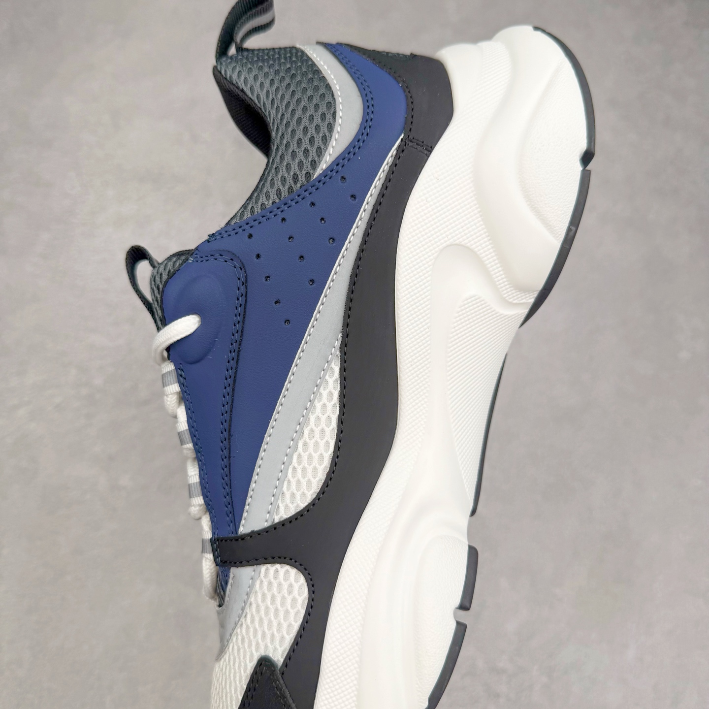 图片[7]-Dior/迪奥B22 男鞋压花厚底系带休闲鞋多色拼接男款慢跑时装运动鞋 广东原产原楦原纸版数据开发 配置专柜购物袋及配件(配置抗压快递外包牛皮纸壳 采用光滑牛皮革组合网织布面材质 正确吸汗网布贴合海玻璃CD压纹鞋垫独家开发TPU弹力中底组合TR光泽耐韧锯齿橡胶大底 法国高奢时装品牌-迪奥·桀傲/Dior Homme B22 Trainer Sneaker系列复古厚底老爹风休闲运动慢跑鞋“生胶底” 这款单品从复古慢跑鞋汲取灵感。采用厚实的低帮设计，精选牛皮与网眼织物拼接鞋面，搭配黑白相间的刻花橡胶鞋底。侧面带有浮雕“CD”标志装饰。 尺码：38 39 40 41 42 43 44 45 46-选品中心