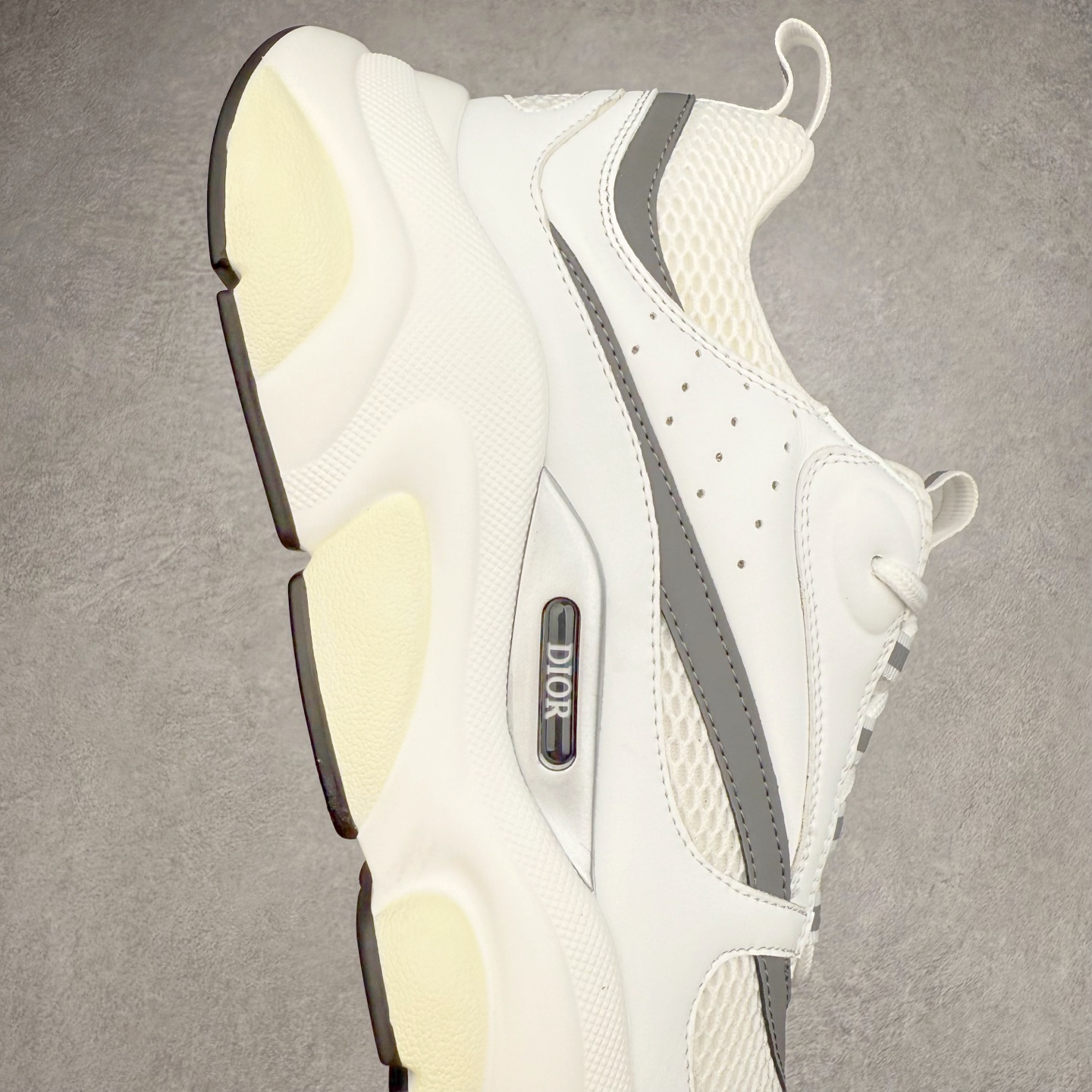 图片[6]-Dior/迪奥B22 男鞋压花厚底系带休闲鞋多色拼接男款慢跑时装运动鞋 广东原产原楦原纸版数据开发 配置专柜购物袋及配件(配置抗压快递外包牛皮纸壳 采用光滑牛皮革组合网织布面材质 正确吸汗网布贴合海玻璃CD压纹鞋垫独家开发TPU弹力中底组合TR光泽耐韧锯齿橡胶大底 法国高奢时装品牌-迪奥·桀傲/Dior Homme B22 Trainer Sneaker系列复古厚底老爹风休闲运动慢跑鞋“生胶底” 这款单品从复古慢跑鞋汲取灵感。采用厚实的低帮设计，精选牛皮与网眼织物拼接鞋面，搭配黑白相间的刻花橡胶鞋底。侧面带有浮雕“CD”标志装饰。 尺码：38 39 40 41 42 43 44 45 46-选品中心