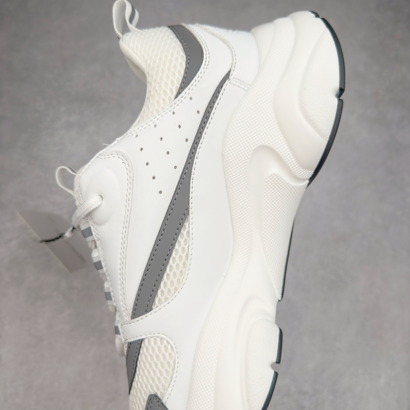 图片[7]-Dior/迪奥B22 男鞋压花厚底系带休闲鞋多色拼接男款慢跑时装运动鞋 广东原产原楦原纸版数据开发 配置专柜购物袋及配件(配置抗压快递外包牛皮纸壳 采用光滑牛皮革组合网织布面材质 正确吸汗网布贴合海玻璃CD压纹鞋垫独家开发TPU弹力中底组合TR光泽耐韧锯齿橡胶大底 法国高奢时装品牌-迪奥·桀傲/Dior Homme B22 Trainer Sneaker系列复古厚底老爹风休闲运动慢跑鞋“生胶底” 这款单品从复古慢跑鞋汲取灵感。采用厚实的低帮设计，精选牛皮与网眼织物拼接鞋面，搭配黑白相间的刻花橡胶鞋底。侧面带有浮雕“CD”标志装饰。 尺码：38 39 40 41 42 43 44 45 46-选品中心