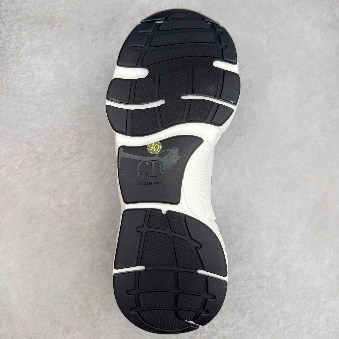 图片[9]-Dior/迪奥B22 男鞋压花厚底系带休闲鞋多色拼接男款慢跑时装运动鞋 广东原产原楦原纸版数据开发 配置专柜购物袋及配件(配置抗压快递外包牛皮纸壳 采用光滑牛皮革组合网织布面材质 正确吸汗网布贴合海玻璃CD压纹鞋垫独家开发TPU弹力中底组合TR光泽耐韧锯齿橡胶大底 法国高奢时装品牌-迪奥·桀傲/Dior Homme B22 Trainer Sneaker系列复古厚底老爹风休闲运动慢跑鞋“生胶底” 这款单品从复古慢跑鞋汲取灵感。采用厚实的低帮设计，精选牛皮与网眼织物拼接鞋面，搭配黑白相间的刻花橡胶鞋底。侧面带有浮雕“CD”标志装饰。 尺码：38 39 40 41 42 43 44 45 46-选品中心