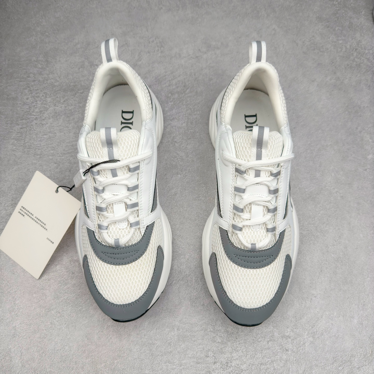 图片[2]-Dior/迪奥B22 男鞋压花厚底系带休闲鞋多色拼接男款慢跑时装运动鞋 广东原产原楦原纸版数据开发 配置专柜购物袋及配件(配置抗压快递外包牛皮纸壳 采用光滑牛皮革组合网织布面材质 正确吸汗网布贴合海玻璃CD压纹鞋垫独家开发TPU弹力中底组合TR光泽耐韧锯齿橡胶大底 法国高奢时装品牌-迪奥·桀傲/Dior Homme B22 Trainer Sneaker系列复古厚底老爹风休闲运动慢跑鞋“生胶底” 这款单品从复古慢跑鞋汲取灵感。采用厚实的低帮设计，精选牛皮与网眼织物拼接鞋面，搭配黑白相间的刻花橡胶鞋底。侧面带有浮雕“CD”标志装饰。 尺码：38 39 40 41 42 43 44 45 46-选品中心