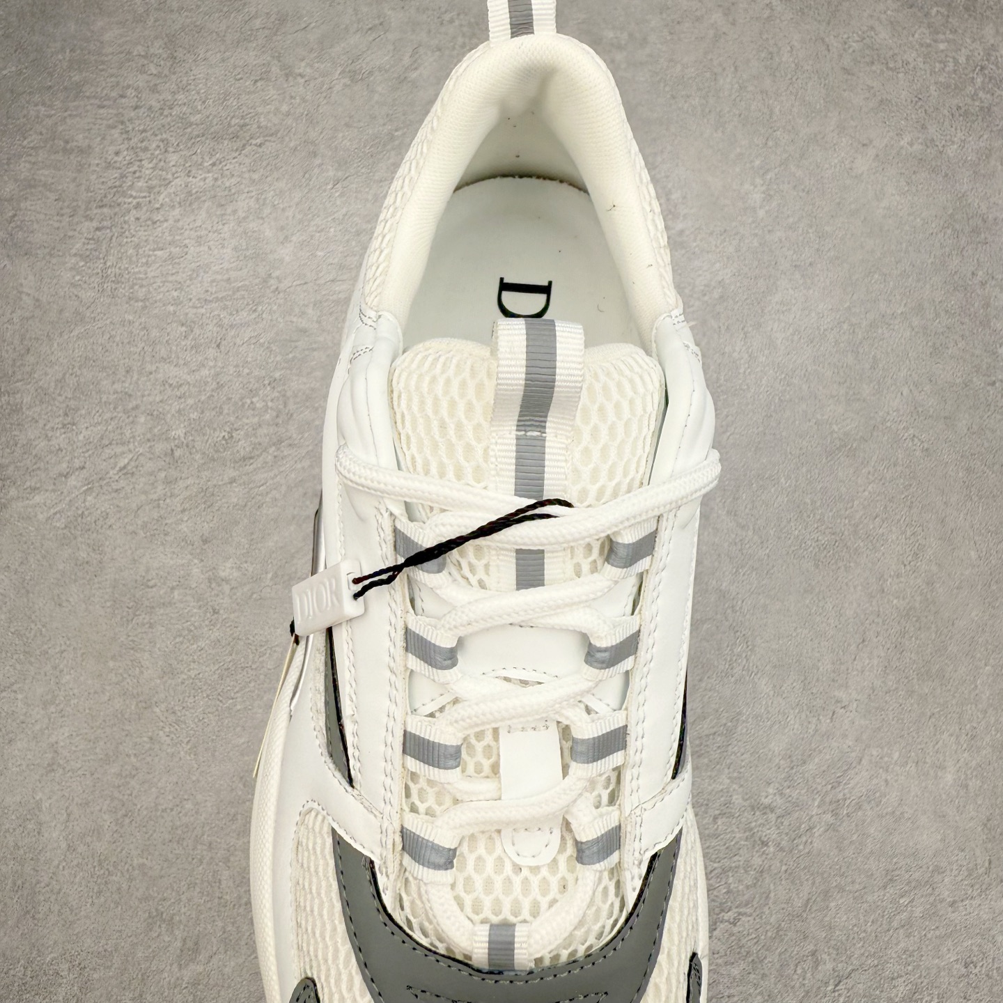 图片[5]-Dior/迪奥B22 男鞋压花厚底系带休闲鞋多色拼接男款慢跑时装运动鞋 广东原产原楦原纸版数据开发 配置专柜购物袋及配件(配置抗压快递外包牛皮纸壳 采用光滑牛皮革组合网织布面材质 正确吸汗网布贴合海玻璃CD压纹鞋垫独家开发TPU弹力中底组合TR光泽耐韧锯齿橡胶大底 法国高奢时装品牌-迪奥·桀傲/Dior Homme B22 Trainer Sneaker系列复古厚底老爹风休闲运动慢跑鞋“生胶底” 这款单品从复古慢跑鞋汲取灵感。采用厚实的低帮设计，精选牛皮与网眼织物拼接鞋面，搭配黑白相间的刻花橡胶鞋底。侧面带有浮雕“CD”标志装饰。 尺码：38 39 40 41 42 43 44 45 46-选品中心