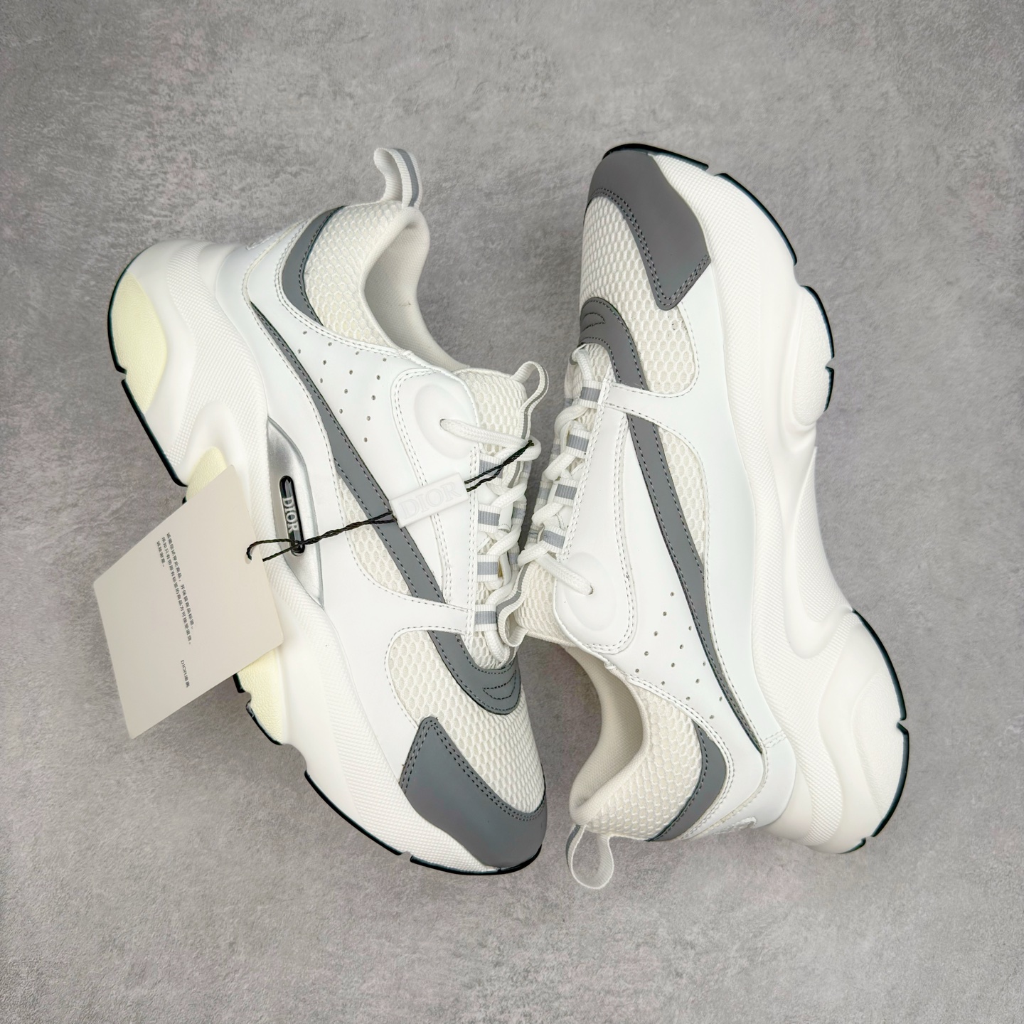 图片[3]-Dior/迪奥B22 男鞋压花厚底系带休闲鞋多色拼接男款慢跑时装运动鞋 广东原产原楦原纸版数据开发 配置专柜购物袋及配件(配置抗压快递外包牛皮纸壳 采用光滑牛皮革组合网织布面材质 正确吸汗网布贴合海玻璃CD压纹鞋垫独家开发TPU弹力中底组合TR光泽耐韧锯齿橡胶大底 法国高奢时装品牌-迪奥·桀傲/Dior Homme B22 Trainer Sneaker系列复古厚底老爹风休闲运动慢跑鞋“生胶底” 这款单品从复古慢跑鞋汲取灵感。采用厚实的低帮设计，精选牛皮与网眼织物拼接鞋面，搭配黑白相间的刻花橡胶鞋底。侧面带有浮雕“CD”标志装饰。 尺码：38 39 40 41 42 43 44 45 46-选品中心