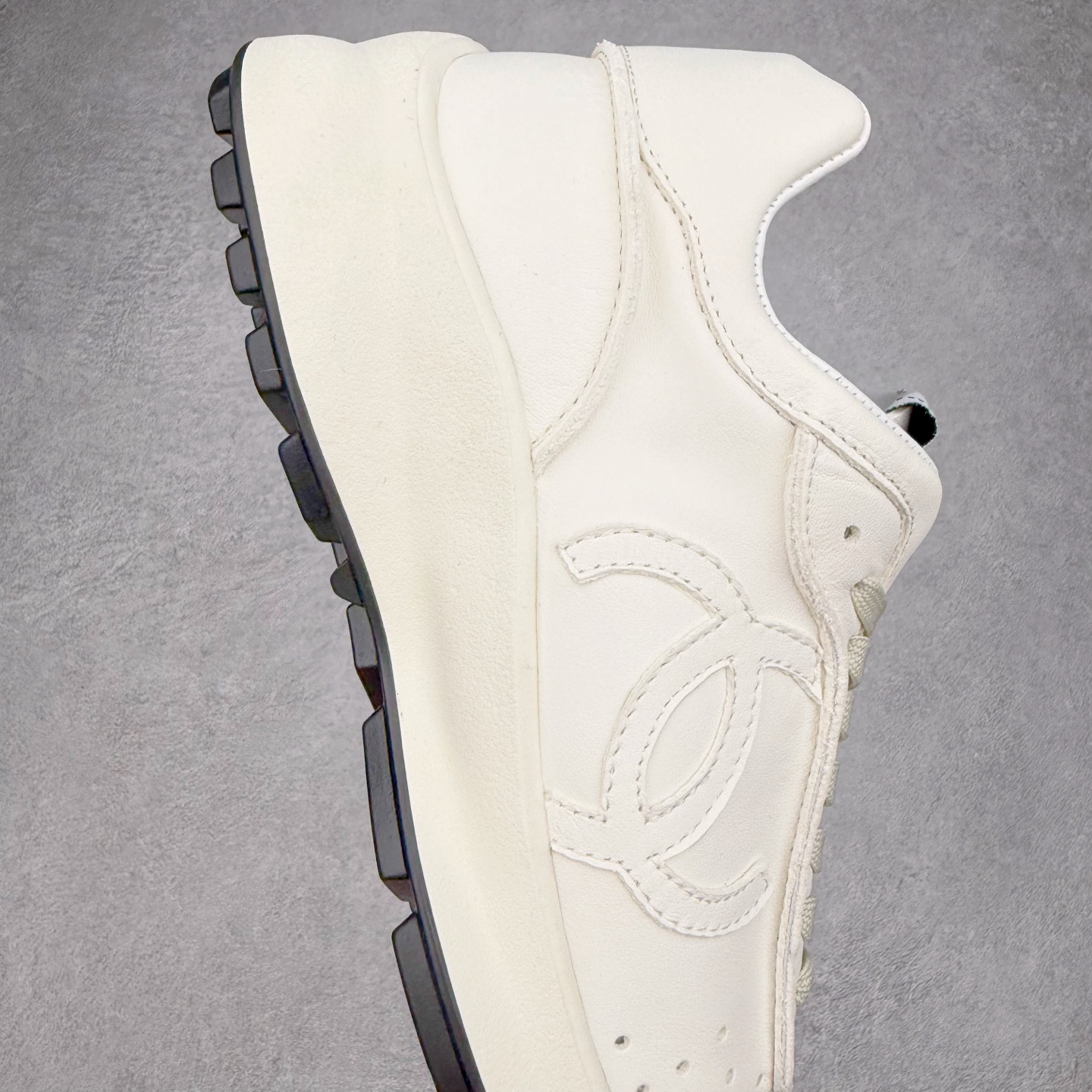 图片[6]-＃纯原 Chanel 香奈儿最新菱格小球鞋 四季百搭 coco女孩必入 隐藏款网球鞋 秀气高级好看 非常舒适！24新款棒球鞋 莞产顶级纯原 官方最新花纹礼盒顶级包装官方同步 鞋面原版定制胎牛油皮 牛反绒 原版进口透气绒布 小羊皮内里 原版开模碎钉钉橡胶 原厂TPU组合大底 尺码：35 36 37 38 39 40-选品中心