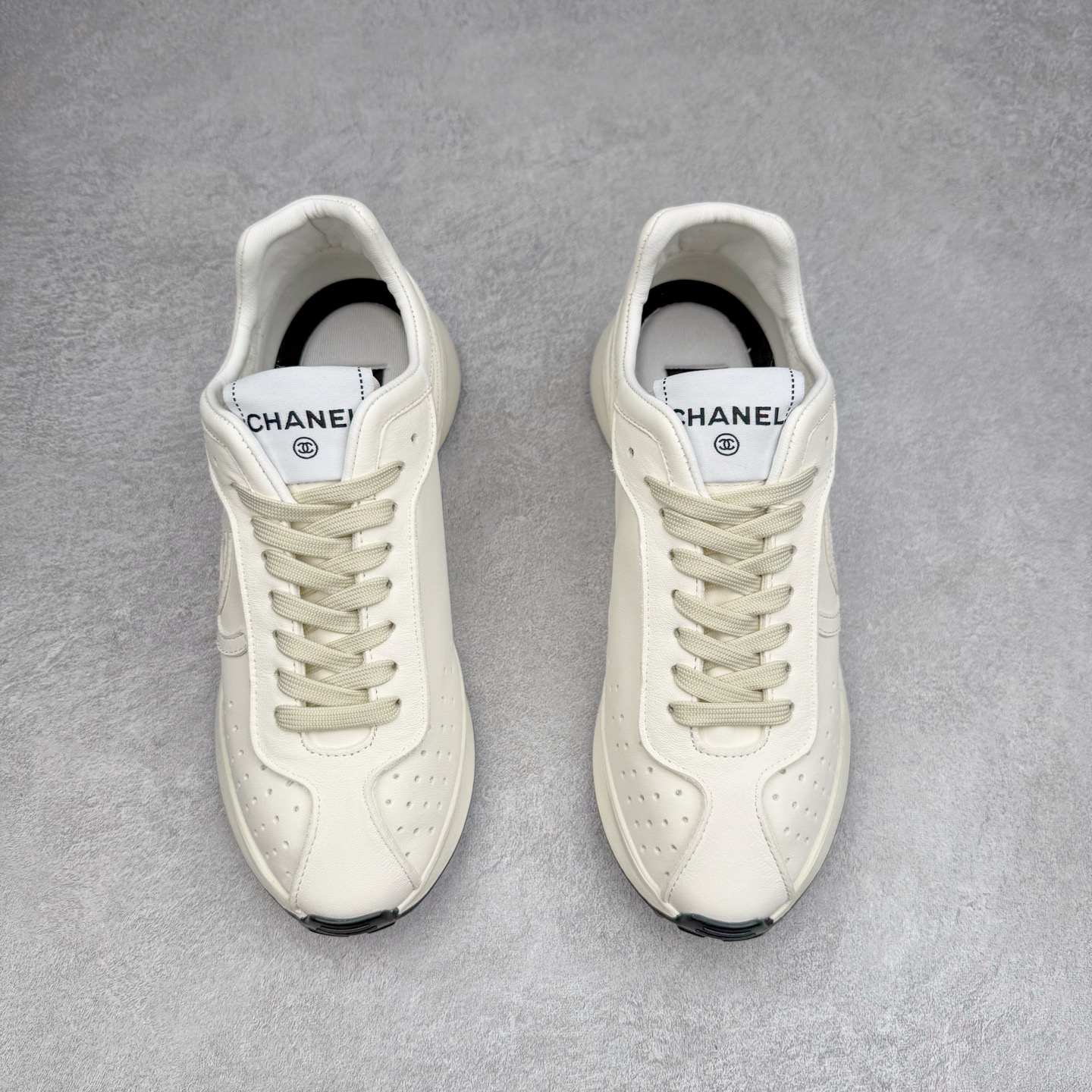 图片[2]-＃纯原 Chanel 香奈儿最新菱格小球鞋 四季百搭 coco女孩必入 隐藏款网球鞋 秀气高级好看 非常舒适！24新款棒球鞋 莞产顶级纯原 官方最新花纹礼盒顶级包装官方同步 鞋面原版定制胎牛油皮 牛反绒 原版进口透气绒布 小羊皮内里 原版开模碎钉钉橡胶 原厂TPU组合大底 尺码：35 36 37 38 39 40-选品中心