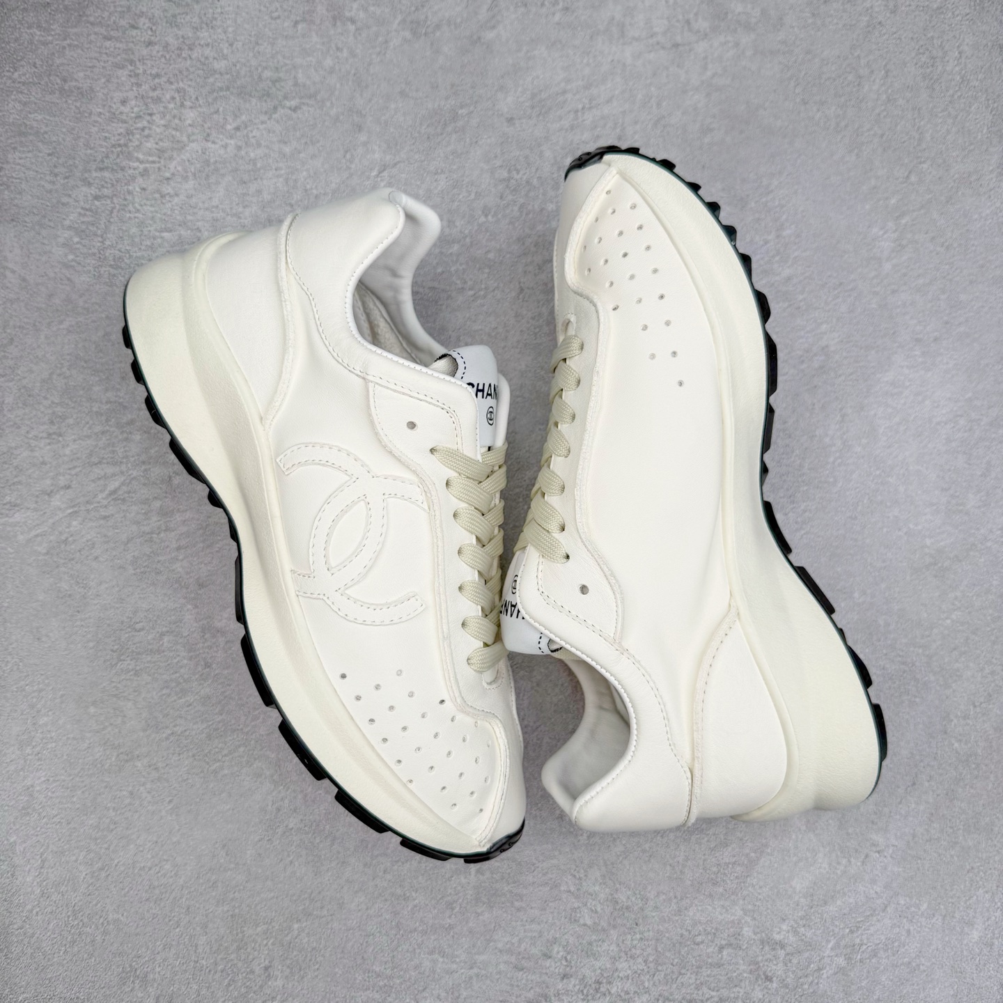 图片[3]-＃纯原 Chanel 香奈儿最新菱格小球鞋 四季百搭 coco女孩必入 隐藏款网球鞋 秀气高级好看 非常舒适！24新款棒球鞋 莞产顶级纯原 官方最新花纹礼盒顶级包装官方同步 鞋面原版定制胎牛油皮 牛反绒 原版进口透气绒布 小羊皮内里 原版开模碎钉钉橡胶 原厂TPU组合大底 尺码：35 36 37 38 39 40-选品中心