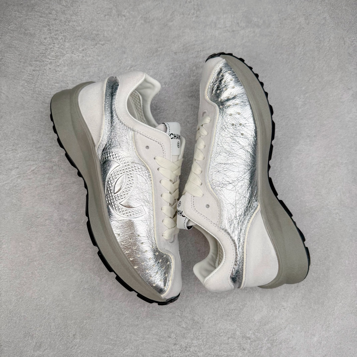 图片[3]-＃纯原 Chanel 香奈儿最新菱格小球鞋 四季百搭 coco女孩必入 隐藏款网球鞋 秀气高级好看 非常舒适！24新款棒球鞋 莞产顶级纯原 官方最新花纹礼盒顶级包装官方同步 鞋面原版定制胎牛油皮 牛反绒 原版进口透气绒布 小羊皮内里 原版开模碎钉钉橡胶 原厂TPU组合大底 尺码：35 36 37 38 39 40-选品中心