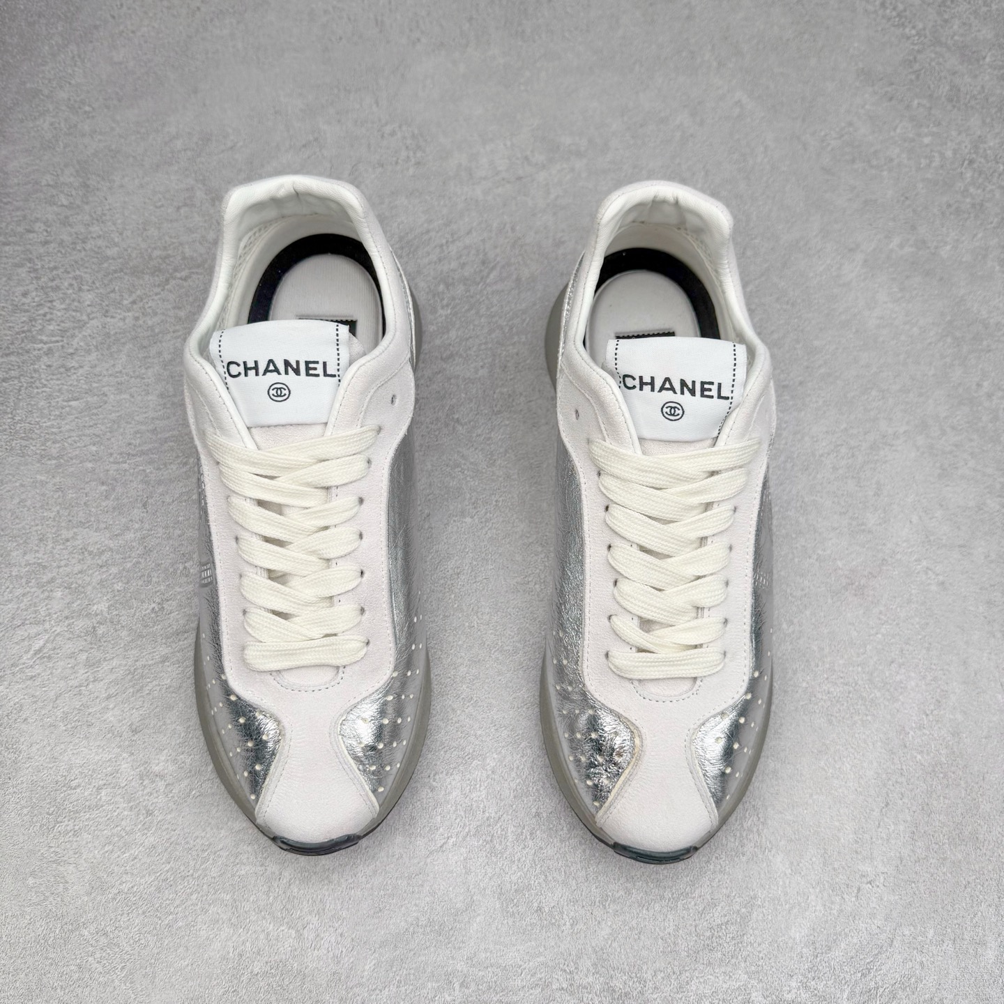 图片[2]-＃纯原 Chanel 香奈儿最新菱格小球鞋 四季百搭 coco女孩必入 隐藏款网球鞋 秀气高级好看 非常舒适！24新款棒球鞋 莞产顶级纯原 官方最新花纹礼盒顶级包装官方同步 鞋面原版定制胎牛油皮 牛反绒 原版进口透气绒布 小羊皮内里 原版开模碎钉钉橡胶 原厂TPU组合大底 尺码：35 36 37 38 39 40-选品中心