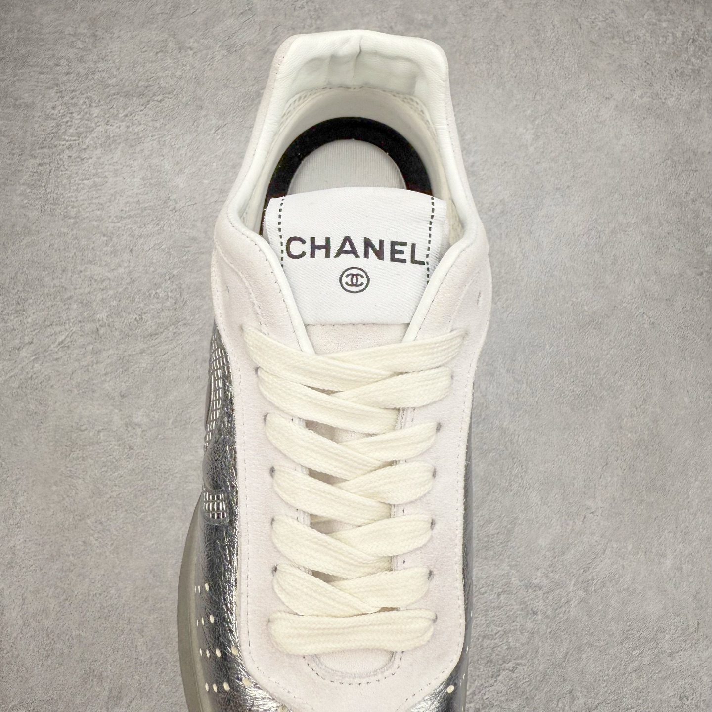图片[5]-＃纯原 Chanel 香奈儿最新菱格小球鞋 四季百搭 coco女孩必入 隐藏款网球鞋 秀气高级好看 非常舒适！24新款棒球鞋 莞产顶级纯原 官方最新花纹礼盒顶级包装官方同步 鞋面原版定制胎牛油皮 牛反绒 原版进口透气绒布 小羊皮内里 原版开模碎钉钉橡胶 原厂TPU组合大底 尺码：35 36 37 38 39 40-选品中心