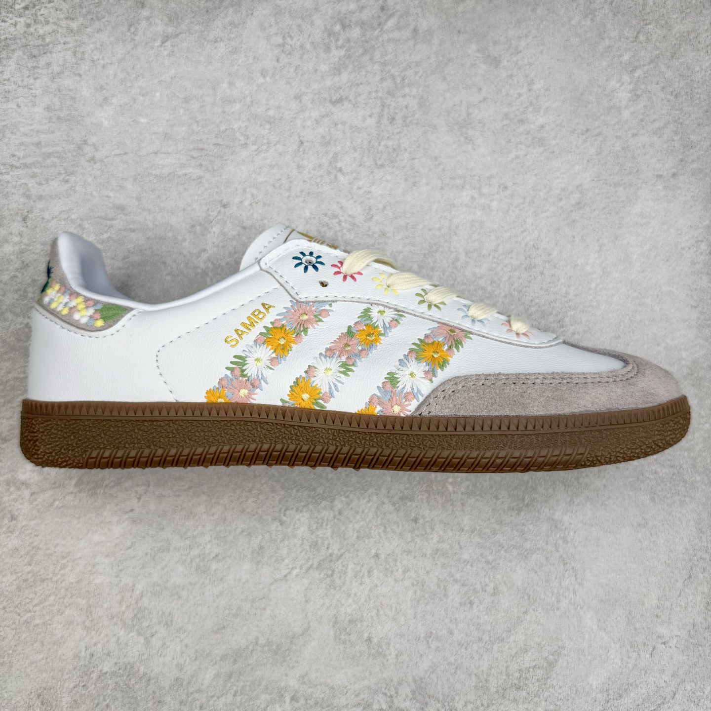 AD Original Samba OG 复古经典轻便板鞋 HQ5155 这款桑巴鞋展示了高质量的工艺 带有装饰的超锁缝制和无缝的手感 柔软、柔软的皮革造型和标志性的3条纹完成了精致的外观 正规合身鞋带 鞋面上有绒面鞋垫 橡胶鞋底 享受正畸套筒软感 自50年代首次亮相以来就一直在赢得粉丝的青睐 尺码：36 36.5 37.5 38 38.5 39 40 40.5 41 42 42.5 43 44 44.5 45-选品中心