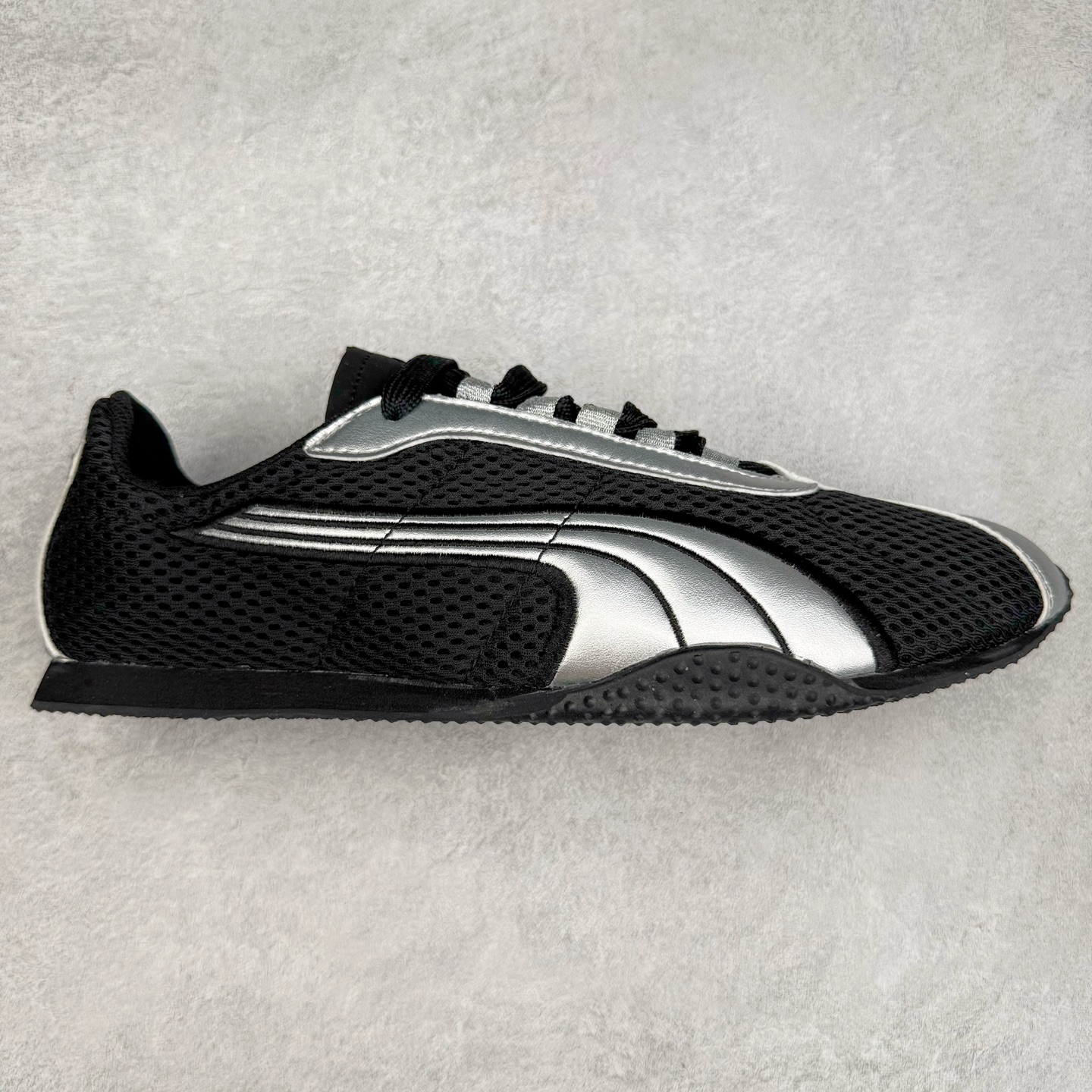 ＃TG特价福利 PUMA Speedca OG 彪马极速赛车系列低帮德训风拼接复古百搭休闲运动赛车鞋 鞋款从80、90年代赛车手所穿的防火赛车鞋为原型，鞋身线条模仿了赛车的流线廓形，体现了空气动力学原理的结构。简约流畅的外观，恰好又和贯穿其中的Formstrip Logo融合恰到好处，视觉上细节丰富且协调。本次Speedcat OG鞋款归来，最大看点自然式保留了窄版鞋型以及薄底构造。这两年各品牌鞋底越做越厚，Speedcat反其道而行之，上脚几乎无鞋底的效果带来耳目一新的视觉体验。鞋面依旧是以质感细腻的麂皮材质打造，并且大面积近乎全包裹的使用，复古味道也愈发浓烈。配色上更是将最原始的黑色和红色带回，向F1赛车队的标志性队服致敬。相信让各位一眼种草的更多是出挑的大红色，上脚即可瞬间点亮整体造型，在以球鞋为核心的OOTD中脱颖而出。而另一款黑色则是低调的万金油，彰显新潮个性的同时又不喧宾夺主，也是热爱简约系穿搭朋友的首选。 尺码：35.5 36 37 37.5 38 38.5 39 40 40.5 41 42 42.5 43 44 44.5 45-选品中心