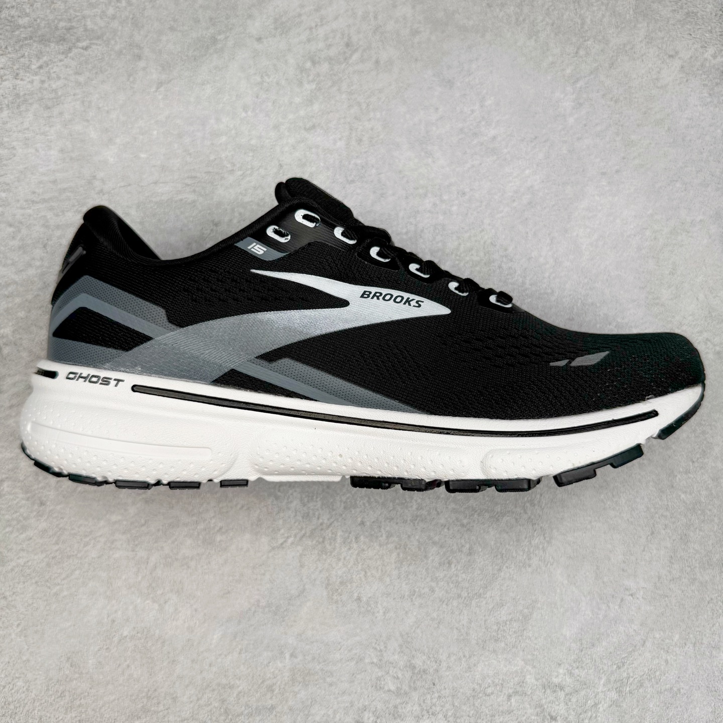 Brooks布鲁克斯 Ghost 15 马拉松舒适百搭防滑耐磨低帮跑步鞋 Brooks 四大跑鞋之一 百年品牌 跑鞋从外形上基本就能判断这是一款速度跑鞋 简洁干练的外形结构和极强的运动流线型看着非常有速度感 上脚的第一感觉是非常轻 美码9码的鞋单只206g不到 从个人偏好来说 200g左右的竞速鞋最具安全感 鞋面采用单层网布 很薄 前掌使用了大量开放式网眼 排气直接快速 透气性上乘 鞋舌也是轻量化设计 仅为一层麂皮 和脚背完美贴合 鞋舌中央有个防偏穿孔 从实际穿着来看 通常鞋舌都是外偏 如果是防偏穿孔位于中心 防偏效果其实并不十分有效 如果采用趋外侧的偏心设计更有效 鞋帮泡棉填充量不大 但非常紧凑 贴合舒适 包裹稳固 内置硬质TPU保证必要的稳定性 跑鞋中底采用的是DNA FLASH科技材料 DNA FLASH中底科技 是Brooks第一款将氮气注入中底的创新科技 主要原理是借助“超临界流体”发泡技术 将液态氮稳定的转化为气态氮 并使其均匀地形成无数紧密贴合的密闭式气囊结构 尺码：36 36.5 37.5 38 38.5 39 40 40.5 41 42 42.5 43 44 44.5 45 46-选品中心