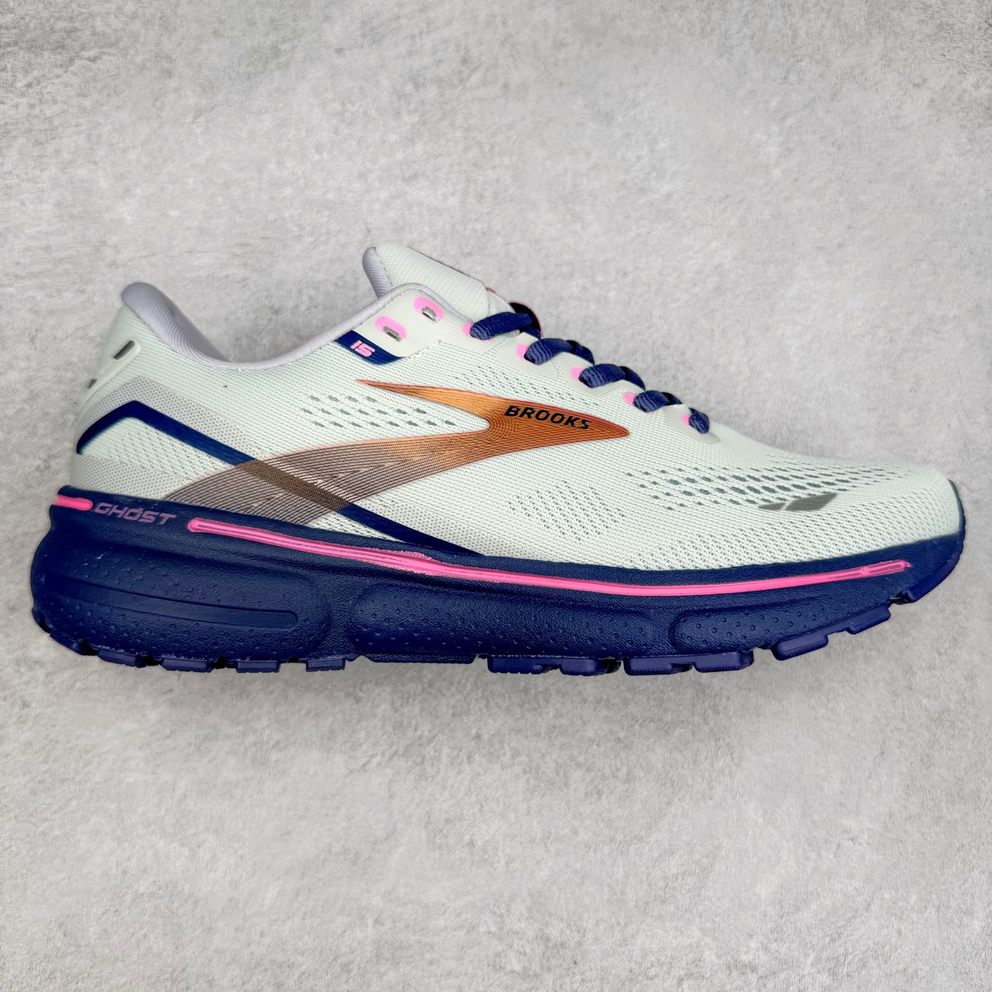 Brooks布鲁克斯 Ghost 15 马拉松舒适百搭防滑耐磨低帮跑步鞋 Brooks 四大跑鞋之一 百年品牌 跑鞋从外形上基本就能判断这是一款速度跑鞋 简洁干练的外形结构和极强的运动流线型看着非常有速度感 上脚的第一感觉是非常轻 美码9码的鞋单只206g不到 从个人偏好来说 200g左右的竞速鞋最具安全感 鞋面采用单层网布 很薄 前掌使用了大量开放式网眼 排气直接快速 透气性上乘 鞋舌也是轻量化设计 仅为一层麂皮 和脚背完美贴合 鞋舌中央有个防偏穿孔 从实际穿着来看 通常鞋舌都是外偏 如果是防偏穿孔位于中心 防偏效果其实并不十分有效 如果采用趋外侧的偏心设计更有效 鞋帮泡棉填充量不大 但非常紧凑 贴合舒适 包裹稳固 内置硬质TPU保证必要的稳定性 跑鞋中底采用的是DNA FLASH科技材料 DNA FLASH中底科技 是Brooks第一款将氮气注入中底的创新科技 主要原理是借助“超临界流体”发泡技术 将液态氮稳定的转化为气态氮 并使其均匀地形成无数紧密贴合的密闭式气囊结构 尺码：36 36.5 37.5 38 38.5 39 40 40.5 41 42 42.5 43 44 44.5 45 46-选品中心