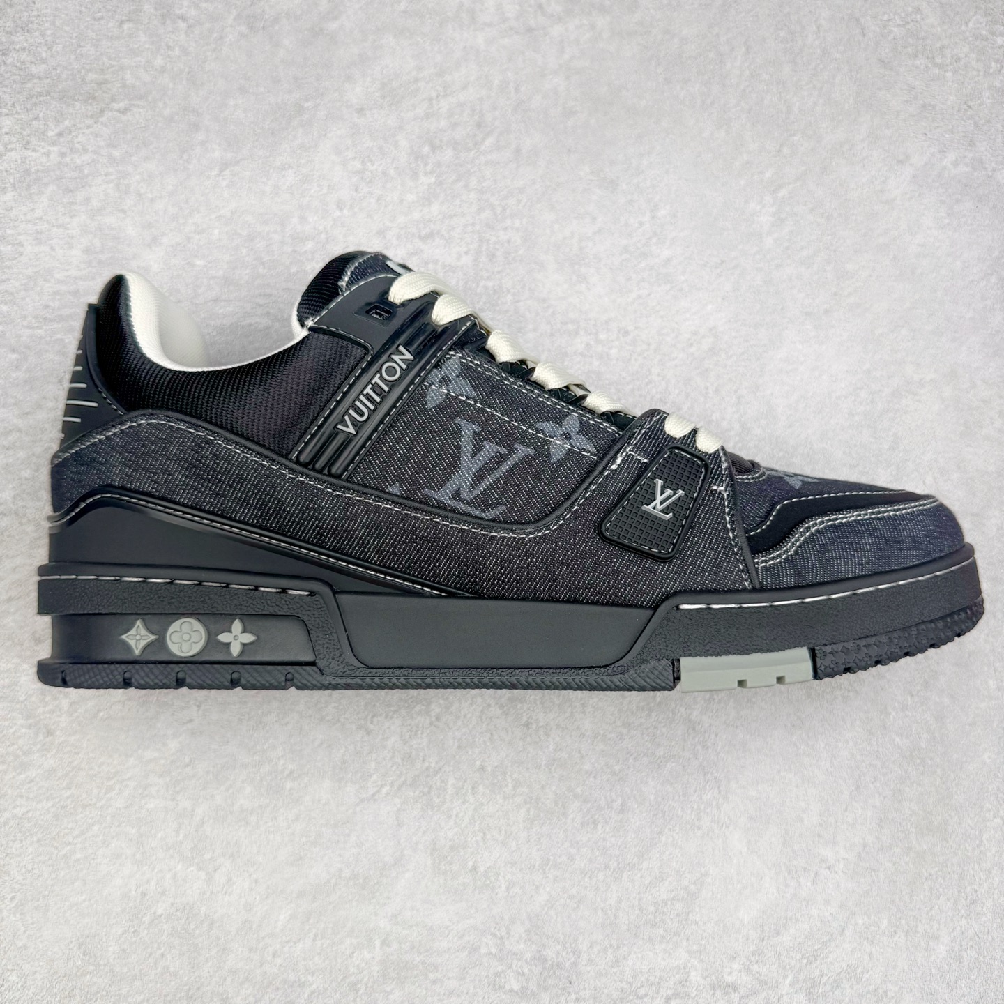 ＃纯原 Louis Vuitton Trainer lv时装走秀运动鞋 市场所有版本中综合最强的货品 GD实力大厂出品 全网最全配色更新最快 最成熟的做工稳定的品控 完美鞋型超高的清洁度 零毛边线头瑕疵 全套原楦原纸版原鞋开模 全网最具灵魂的版型 正确原装黄色鞋盒 正确中底印花 鞋面印花3D高频深度立体 全鞋电脑针车 紧密相连 针距密度一致 环保乳胶注塑鞋垫 厚度脚感还原原版 皮面裁剪部位 统一油边封口工艺 原装橡胶大底含胶量大底组合零偏差 专柜全套包装 防尘袋 说明书 质保卡 男女鞋 尺码：35 36 37 38 39 40 41 42 43 44 45-选品中心