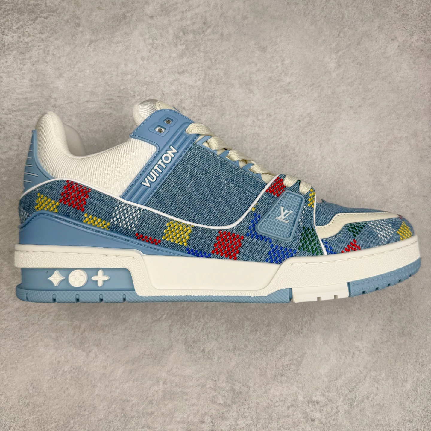 ＃纯原 Louis Vuitton Trainer lv时装走秀运动鞋 市场所有版本中综合最强的货品 GD实力大厂出品 全网最全配色更新最快 最成熟的做工稳定的品控 完美鞋型超高的清洁度 零毛边线头瑕疵 全套原楦原纸版原鞋开模 全网最具灵魂的版型 正确原装黄色鞋盒 正确中底印花 鞋面印花3D高频深度立体 全鞋电脑针车 紧密相连 针距密度一致 环保乳胶注塑鞋垫 厚度脚感还原原版 皮面裁剪部位 统一油边封口工艺 原装橡胶大底含胶量大底组合零偏差 专柜全套包装 防尘袋 说明书 质保卡 男女鞋 尺码：35 36 37 38 39 40 41 42 43 44 45-选品中心