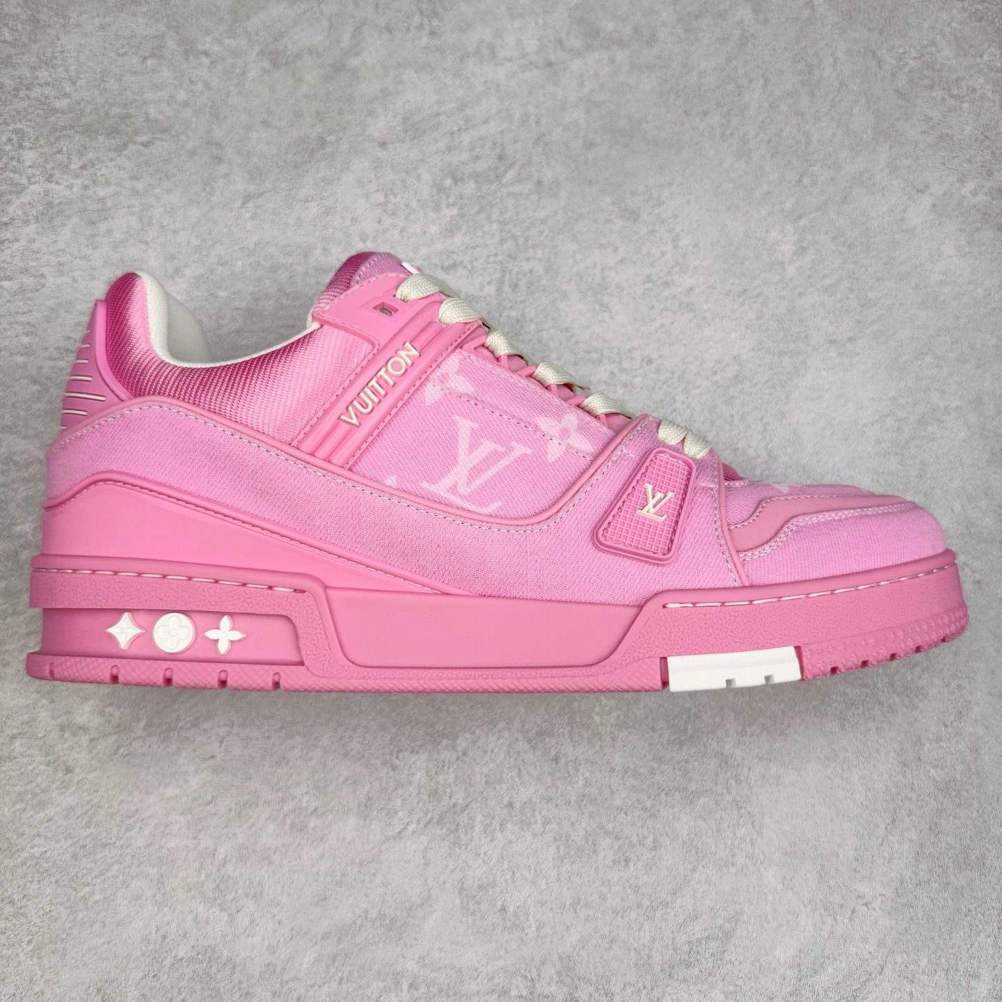 ＃纯原 Louis Vuitton Trainer lv时装走秀运动鞋 市场所有版本中综合最强的货品 GD实力大厂出品 全网最全配色更新最快 最成熟的做工稳定的品控 完美鞋型超高的清洁度 零毛边线头瑕疵 全套原楦原纸版原鞋开模 全网最具灵魂的版型 正确原装黄色鞋盒 正确中底印花 鞋面印花3D高频深度立体 全鞋电脑针车 紧密相连 针距密度一致 环保乳胶注塑鞋垫 厚度脚感还原原版 皮面裁剪部位 统一油边封口工艺 原装橡胶大底含胶量大底组合零偏差 专柜全套包装 防尘袋 说明书 质保卡 男女鞋 尺码：35 36 37 38 39 40 41 42 43 44 45-选品中心