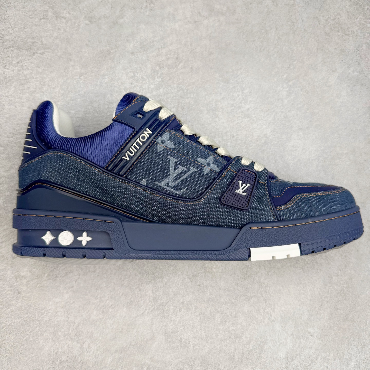 ＃纯原 Louis Vuitton Trainer lv时装走秀运动鞋 市场所有版本中综合最强的货品 GD实力大厂出品 全网最全配色更新最快 最成熟的做工稳定的品控 完美鞋型超高的清洁度 零毛边线头瑕疵 全套原楦原纸版原鞋开模 全网最具灵魂的版型 正确原装黄色鞋盒 正确中底印花 鞋面印花3D高频深度立体 全鞋电脑针车 紧密相连 针距密度一致 环保乳胶注塑鞋垫 厚度脚感还原原版 皮面裁剪部位 统一油边封口工艺 原装橡胶大底含胶量大底组合零偏差 专柜全套包装 防尘袋 说明书 质保卡 男女鞋 尺码：35 36 37 38 39 40 41 42 43 44 45-选品中心