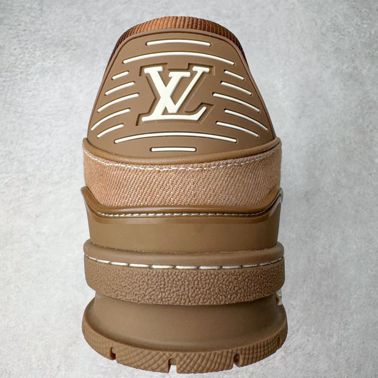 图片[8]-＃纯原 Louis Vuitton Trainer lv时装走秀运动鞋 市场所有版本中综合最强的货品 GD实力大厂出品 全网最全配色更新最快 最成熟的做工稳定的品控 完美鞋型超高的清洁度 零毛边线头瑕疵 全套原楦原纸版原鞋开模 全网最具灵魂的版型 正确原装黄色鞋盒 正确中底印花 鞋面印花3D高频深度立体 全鞋电脑针车 紧密相连 针距密度一致 环保乳胶注塑鞋垫 厚度脚感还原原版 皮面裁剪部位 统一油边封口工艺 原装橡胶大底含胶量大底组合零偏差 专柜全套包装 防尘袋 说明书 质保卡 男女鞋 尺码：35 36 37 38 39 40 41 42 43 44 45-选品中心