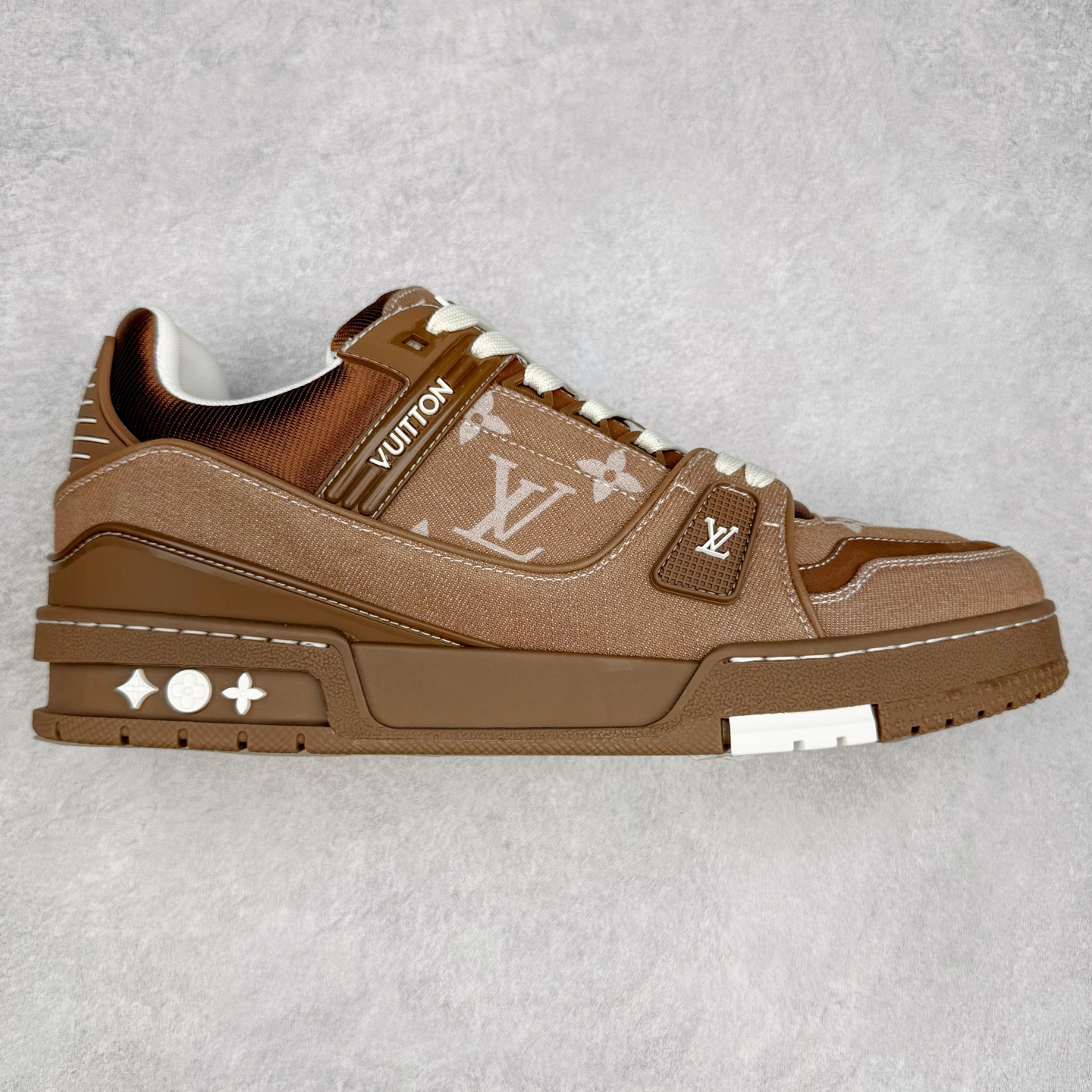＃纯原 Louis Vuitton Trainer lv时装走秀运动鞋 市场所有版本中综合最强的货品 GD实力大厂出品 全网最全配色更新最快 最成熟的做工稳定的品控 完美鞋型超高的清洁度 零毛边线头瑕疵 全套原楦原纸版原鞋开模 全网最具灵魂的版型 正确原装黄色鞋盒 正确中底印花 鞋面印花3D高频深度立体 全鞋电脑针车 紧密相连 针距密度一致 环保乳胶注塑鞋垫 厚度脚感还原原版 皮面裁剪部位 统一油边封口工艺 原装橡胶大底含胶量大底组合零偏差 专柜全套包装 防尘袋 说明书 质保卡 男女鞋 尺码：35 36 37 38 39 40 41 42 43 44 45-选品中心