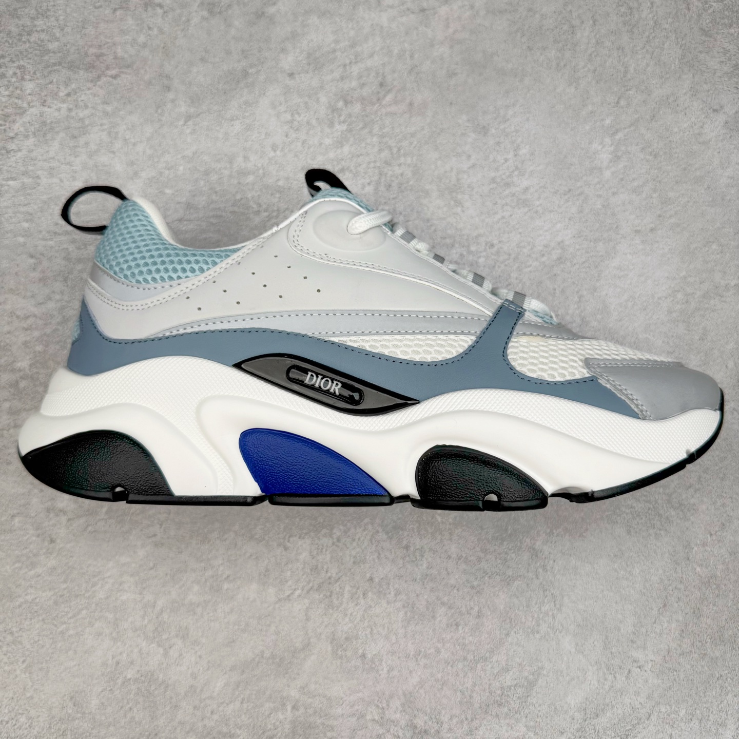 Dior/迪奥B22 男鞋压花厚底系带休闲鞋多色拼接男款慢跑时装运动鞋 广东原产原楦原纸版数据开发 配置专柜购物袋及配件(配置抗压快递外包牛皮纸壳 采用光滑牛皮革组合网织布面材质 正确吸汗网布贴合海玻璃CD压纹鞋垫独家开发TPU弹力中底组合TR光泽耐韧锯齿橡胶大底 法国高奢时装品牌-迪奥·桀傲/Dior Homme B22 Trainer Sneaker系列复古厚底老爹风休闲运动慢跑鞋“生胶底” 这款单品从复古慢跑鞋汲取灵感。采用厚实的低帮设计，精选牛皮与网眼织物拼接鞋面，搭配黑白相间的刻花橡胶鞋底。侧面带有浮雕“CD”标志装饰。 尺码：38 39 40 41 42 43 44 45 46-选品中心