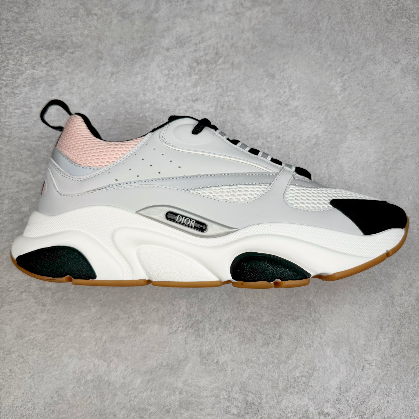 Dior/迪奥B22 男鞋压花厚底系带休闲鞋多色拼接男款慢跑时装运动鞋 广东原产原楦原纸版数据开发 配置专柜购物袋及配件(配置抗压快递外包牛皮纸壳 采用光滑牛皮革组合网织布面材质 正确吸汗网布贴合海玻璃CD压纹鞋垫独家开发TPU弹力中底组合TR光泽耐韧锯齿橡胶大底 法国高奢时装品牌-迪奥·桀傲/Dior Homme B22 Trainer Sneaker系列复古厚底老爹风休闲运动慢跑鞋“生胶底” 这款单品从复古慢跑鞋汲取灵感。采用厚实的低帮设计，精选牛皮与网眼织物拼接鞋面，搭配黑白相间的刻花橡胶鞋底。侧面带有浮雕“CD”标志装饰。 尺码：38 39 40 41 42 43 44 45 46-选品中心