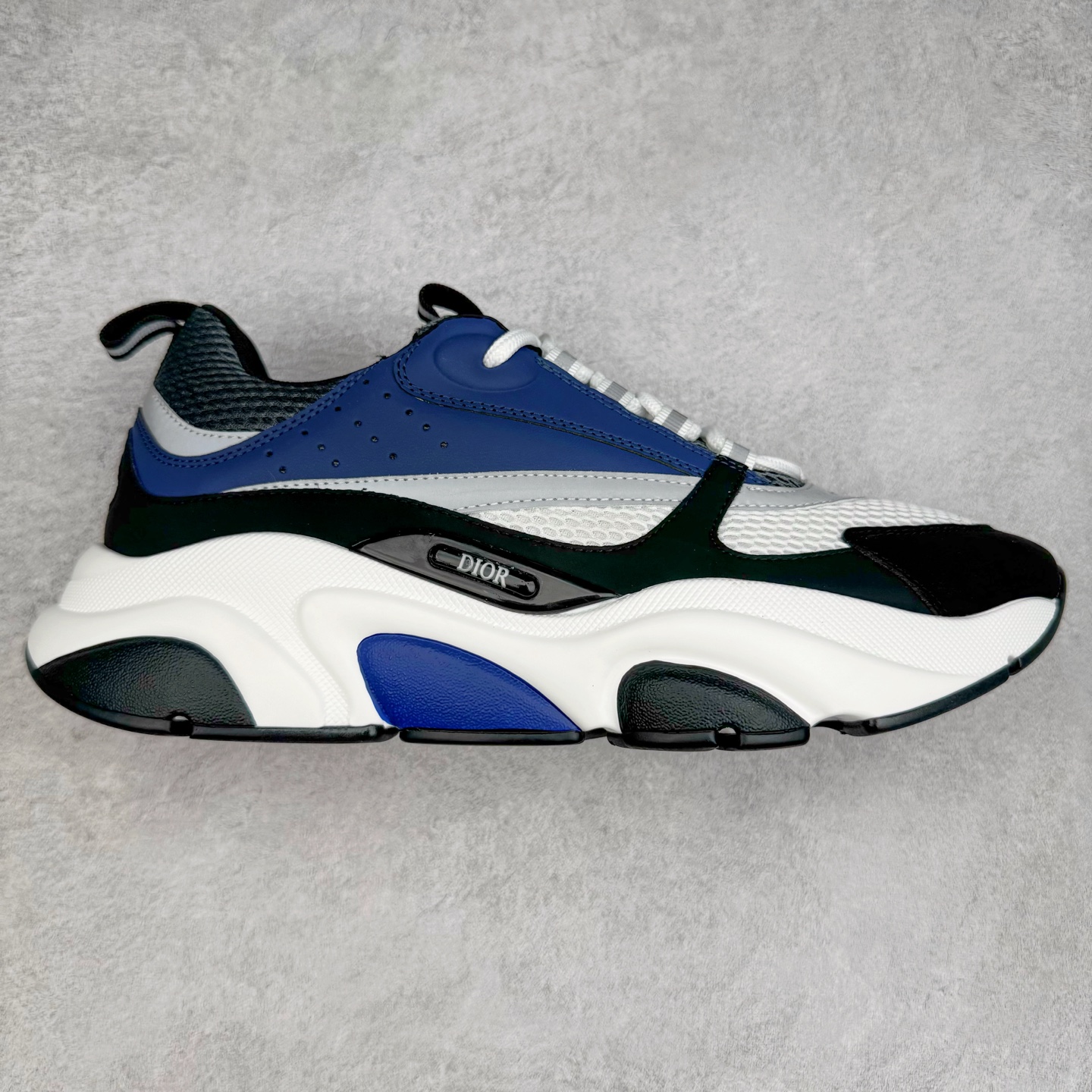 Dior/迪奥B22 男鞋压花厚底系带休闲鞋多色拼接男款慢跑时装运动鞋 广东原产原楦原纸版数据开发 配置专柜购物袋及配件(配置抗压快递外包牛皮纸壳 采用光滑牛皮革组合网织布面材质 正确吸汗网布贴合海玻璃CD压纹鞋垫独家开发TPU弹力中底组合TR光泽耐韧锯齿橡胶大底 法国高奢时装品牌-迪奥·桀傲/Dior Homme B22 Trainer Sneaker系列复古厚底老爹风休闲运动慢跑鞋“生胶底” 这款单品从复古慢跑鞋汲取灵感。采用厚实的低帮设计，精选牛皮与网眼织物拼接鞋面，搭配黑白相间的刻花橡胶鞋底。侧面带有浮雕“CD”标志装饰。 尺码：38 39 40 41 42 43 44 45 46-选品中心