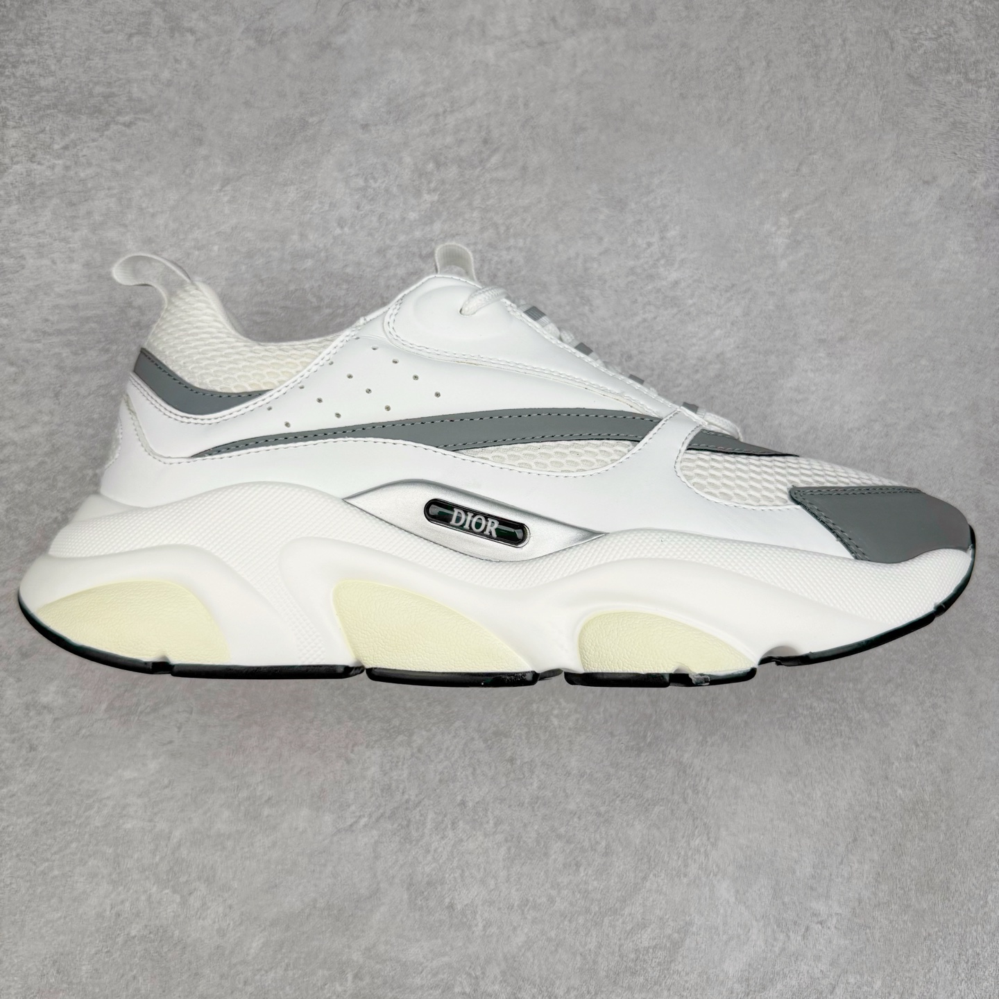 Dior/迪奥B22 男鞋压花厚底系带休闲鞋多色拼接男款慢跑时装运动鞋 广东原产原楦原纸版数据开发 配置专柜购物袋及配件(配置抗压快递外包牛皮纸壳 采用光滑牛皮革组合网织布面材质 正确吸汗网布贴合海玻璃CD压纹鞋垫独家开发TPU弹力中底组合TR光泽耐韧锯齿橡胶大底 法国高奢时装品牌-迪奥·桀傲/Dior Homme B22 Trainer Sneaker系列复古厚底老爹风休闲运动慢跑鞋“生胶底” 这款单品从复古慢跑鞋汲取灵感。采用厚实的低帮设计，精选牛皮与网眼织物拼接鞋面，搭配黑白相间的刻花橡胶鞋底。侧面带有浮雕“CD”标志装饰。 尺码：38 39 40 41 42 43 44 45 46-选品中心