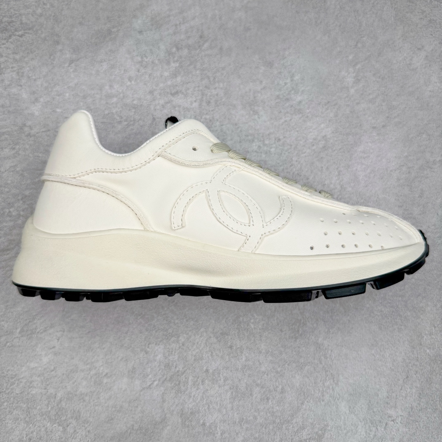 #纯原 Chanel 香奈儿最新菱格小球鞋 四季百搭 coco女孩必入 隐藏款网球鞋 秀气高级好看 非常舒适!24新款棒球鞋 莞产顶级纯原 官方最新花纹礼盒顶级包装官方同步 鞋面原版定制胎牛油皮 牛反绒 原版进口透气绒布 小羊皮内里 原版开模碎钉钉橡胶 原厂TPU组合大底 尺码:35 36 37 38 39 40-选品中心