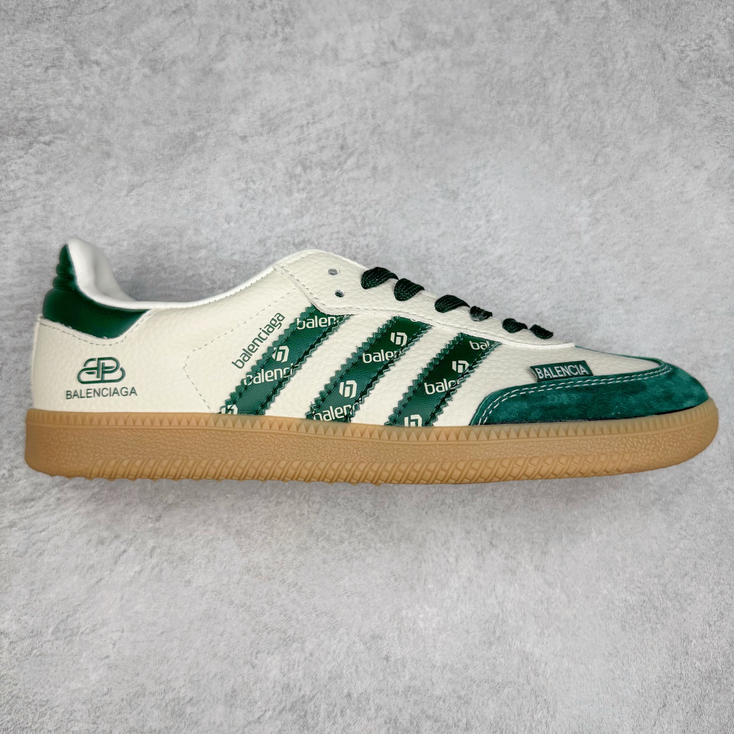 ＃C2 AD Original Samba OG 复古经典轻便板鞋 定制配色 XR0002 这款桑巴鞋展示了高质量的工艺 带有装饰的超锁缝制和无缝的手感 柔软、柔软的皮革造型和标志性的3条纹完成了精致的外观 正规合身鞋带 鞋面上有绒面鞋垫 橡胶鞋底 享受正畸套筒软感 自50年代首次亮相以来就一直在赢得粉丝的青睐 尺码：36 36.5 37.5 38 38.5 39 40 40.5 41 42 42.5 43 44 44.5 45-选品中心