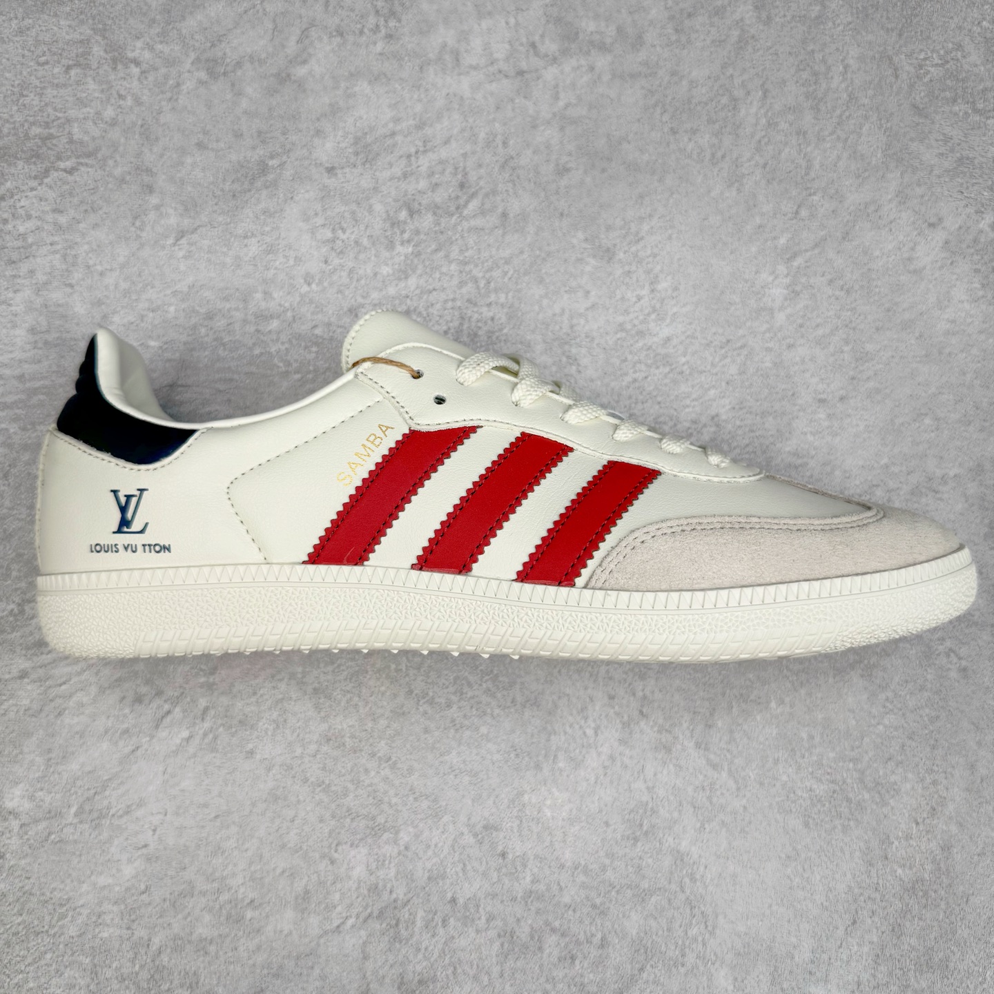 ＃C2 AD Original Samba OG 复古经典轻便板鞋 定制配色 GJ75811 这款桑巴鞋展示了高质量的工艺 带有装饰的超锁缝制和无缝的手感 柔软、柔软的皮革造型和标志性的3条纹完成了精致的外观 正规合身鞋带 鞋面上有绒面鞋垫 橡胶鞋底 享受正畸套筒软感 自50年代首次亮相以来就一直在赢得粉丝的青睐 尺码：36 36.5 37.5 38 38.5 39 40 40.5 41 42 42.5 43 44 44.5 45-选品中心